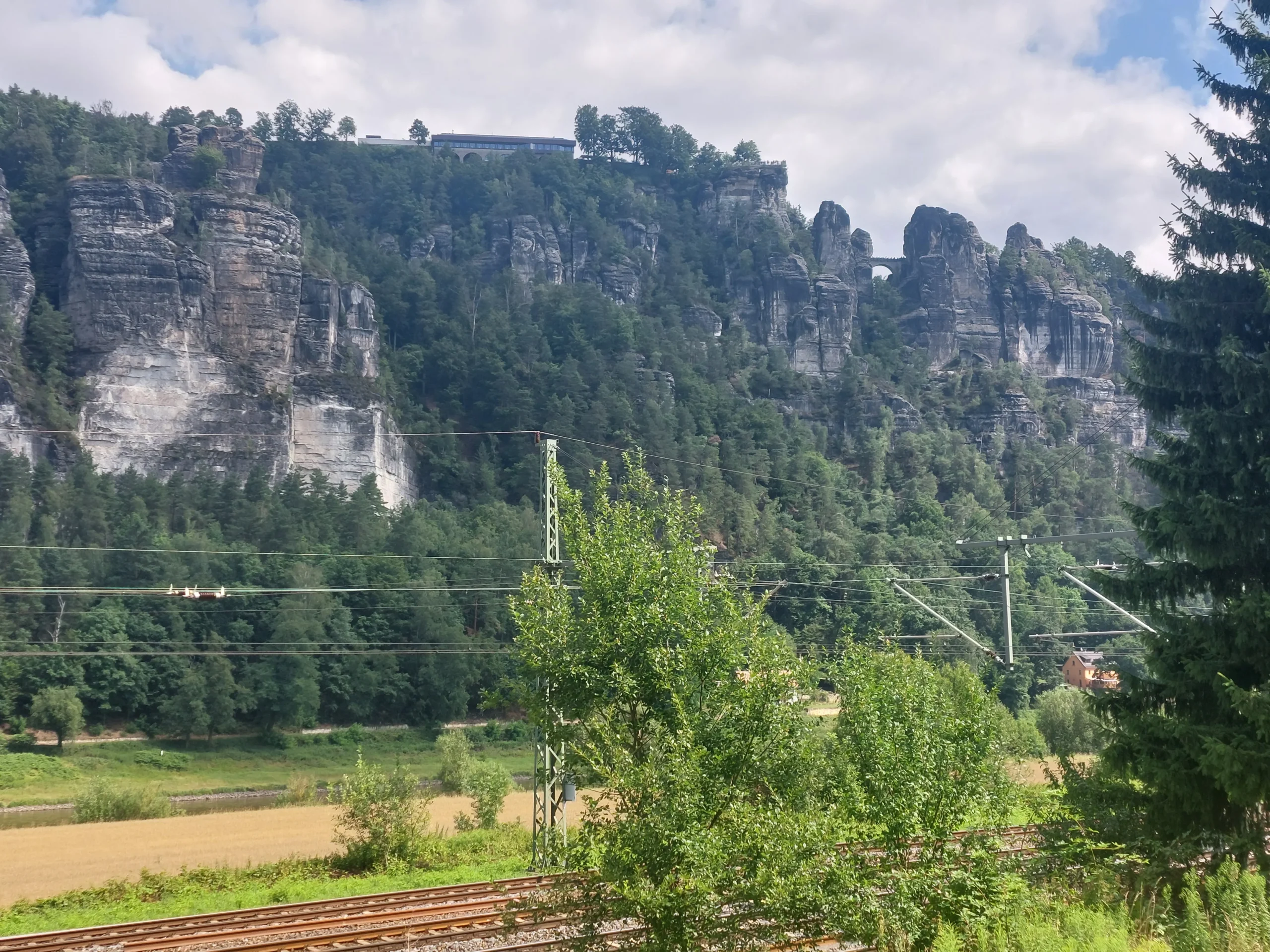 Die Bastel über dem Kurort Rathen mit der Felsenbrücke.
