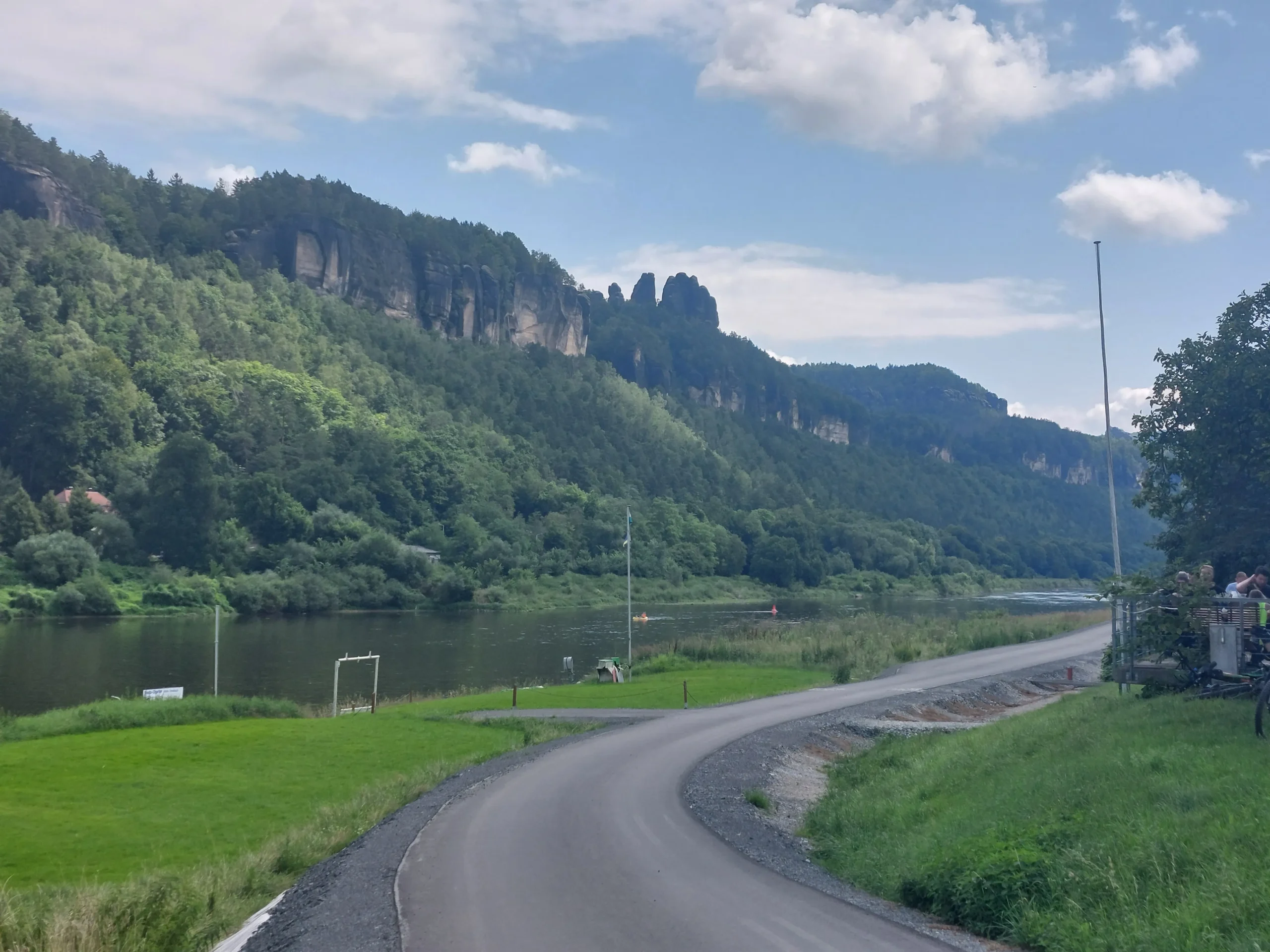 Der Elberadweg elbaufwärts nach Tschechien.