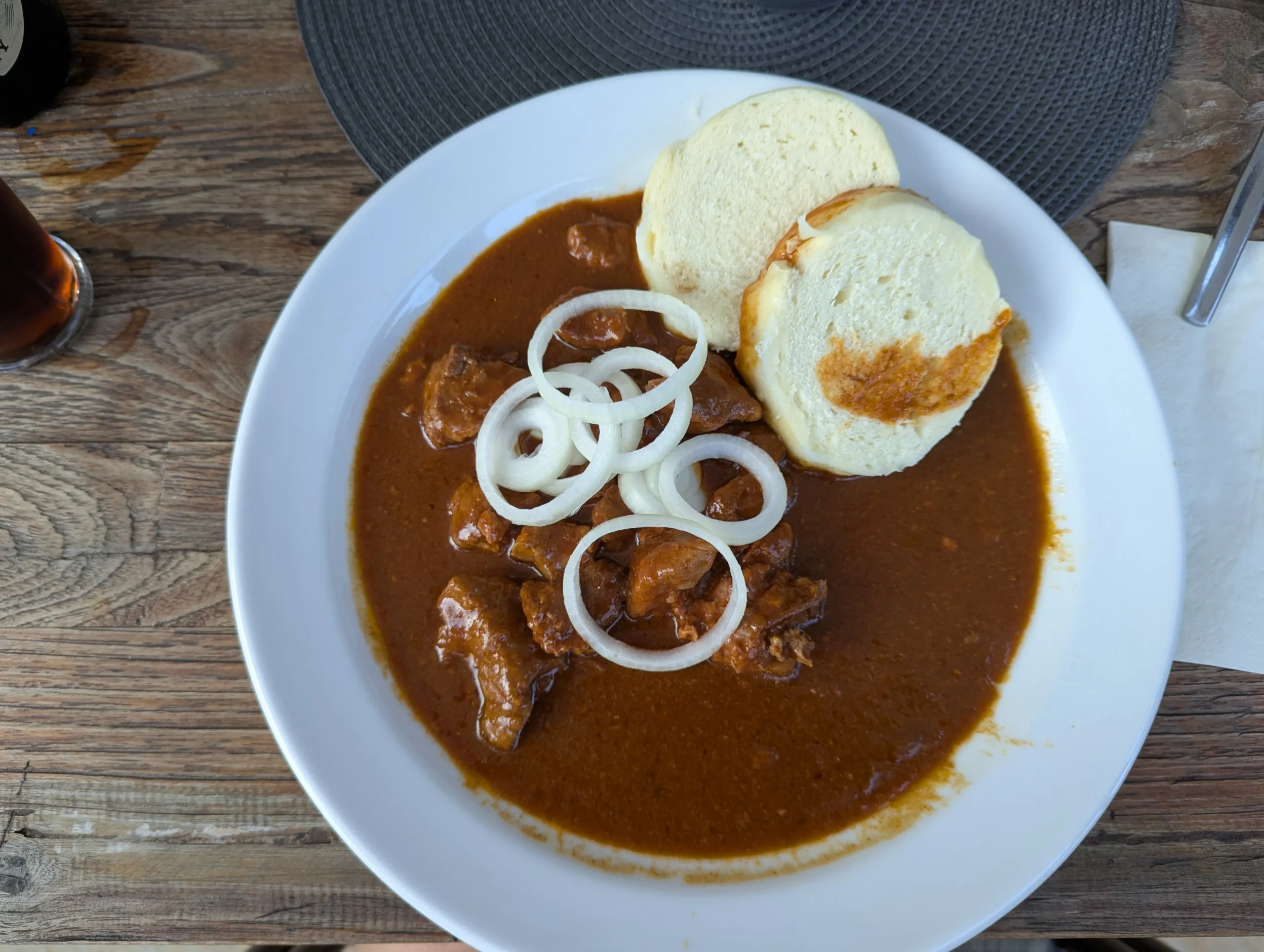 Das tschechische Nationalgericht zum Abendessen, Rindergulasch mit Knödeln - lecker!
