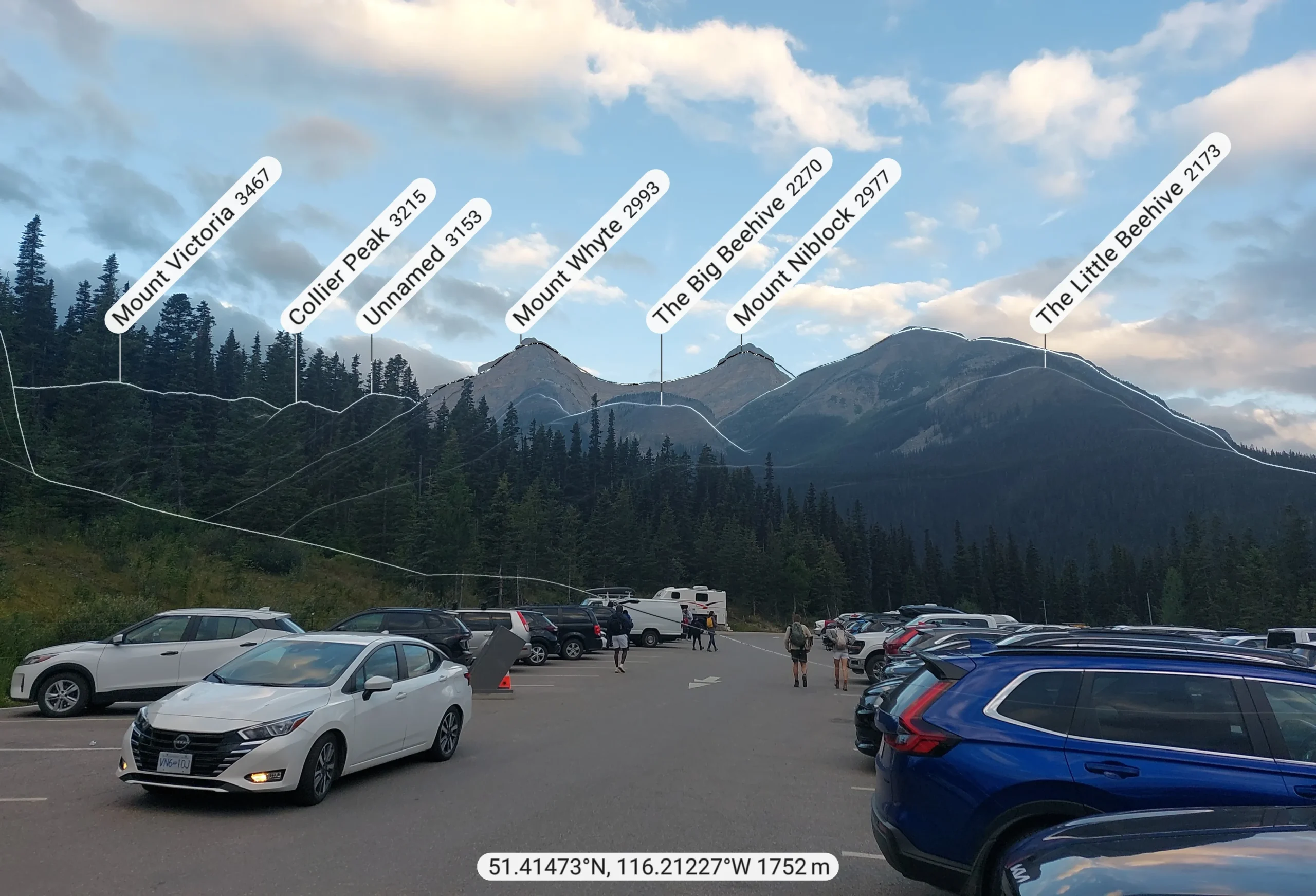 Morgens 6:00 Uhr waren auf dem Parkplatz am Lake Louise etwa noch 10 Slots frei. Damit war die Empfehlung des Mädels vom Visitor Center goldrichtig, denn wenig später wäre aus unseren Vorhaben nichts geworden.