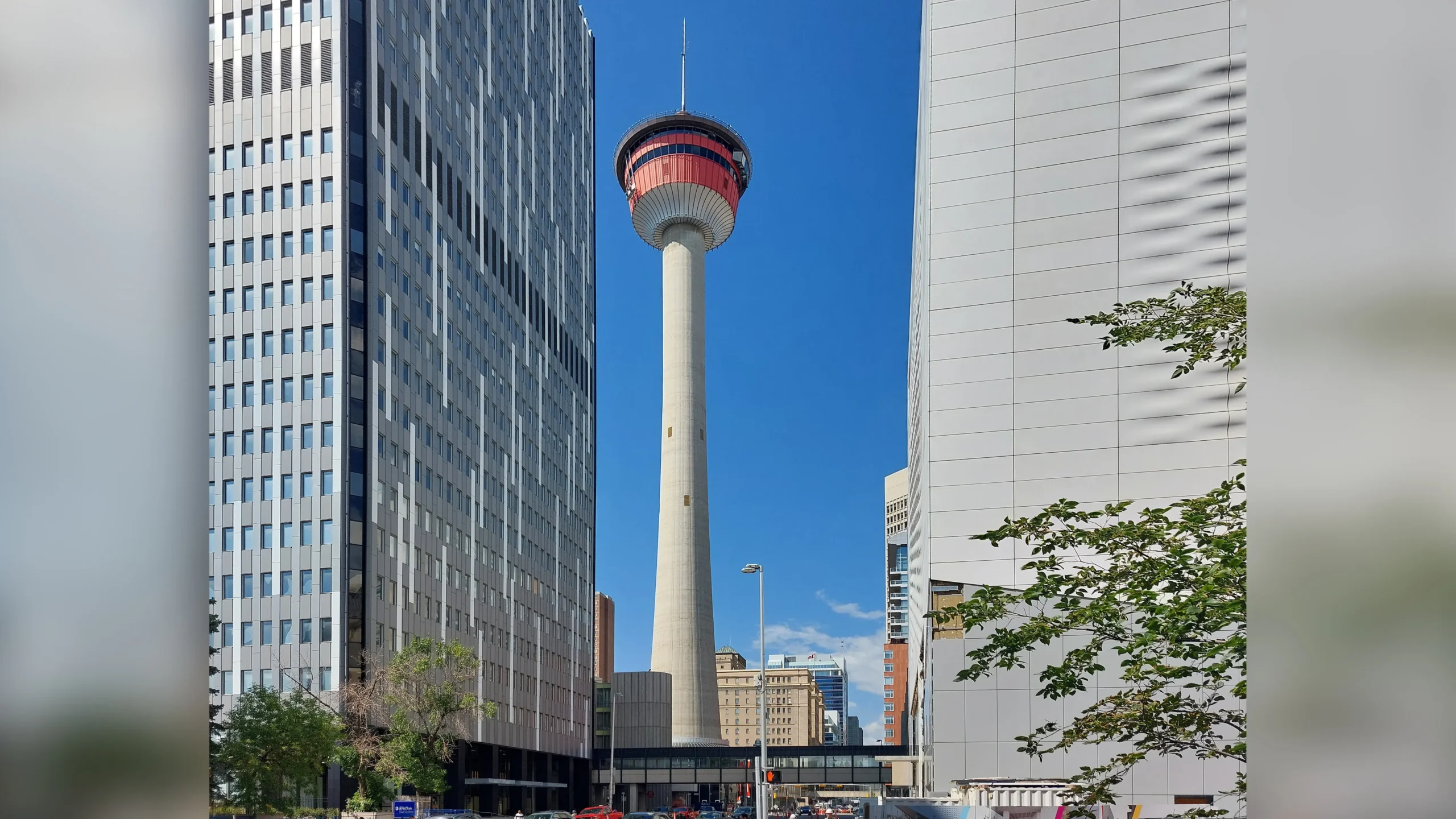 Auf der Flucht vor einem riesigen pazifischen Regengebiet, war unser nächstes Ziel Calgary und da der Calgary Tower.