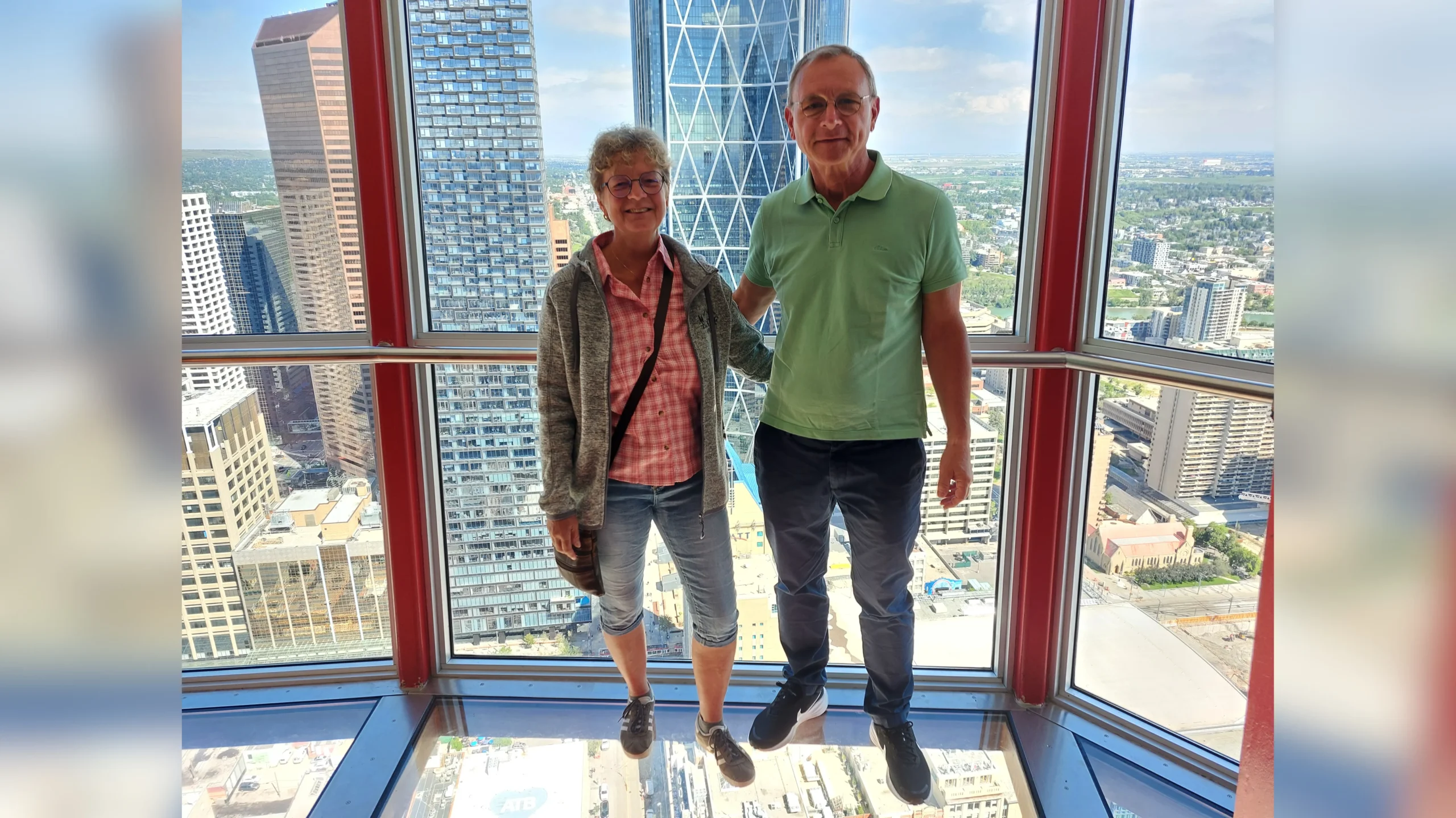 Auf der Aussichtsplattform angekommen, musste auch gleich dessen Glasboden getestet werden.