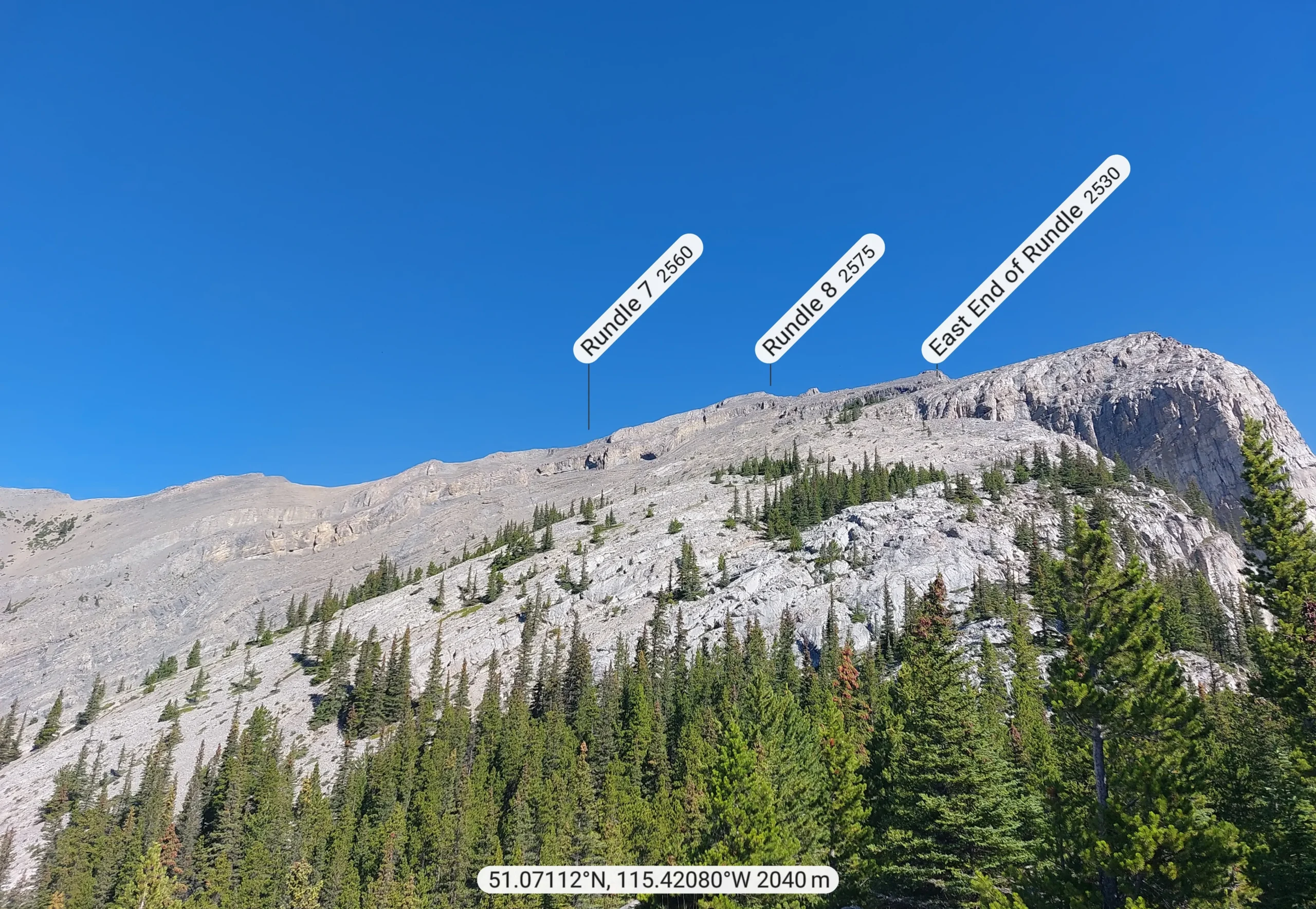 Fasziniert von der Formation der Rundle-Kette wollte ich auf das "East End of Rundle" aufsteigen und den Kamm folgen soweit es eben geht.