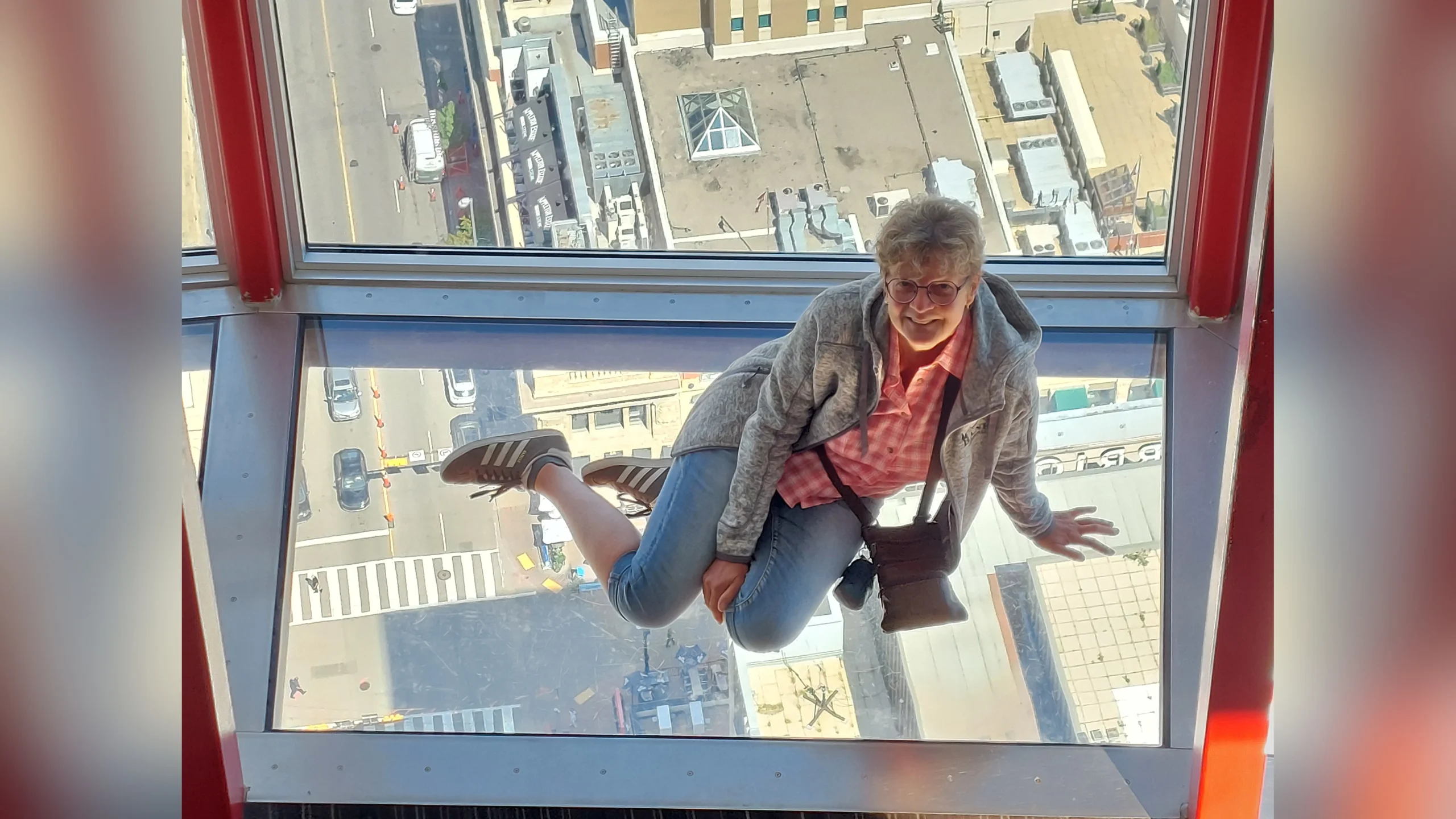 Auch da gehört schon Mut dazu, sich in 196 m Höhe auf den Glasboden zu legen.