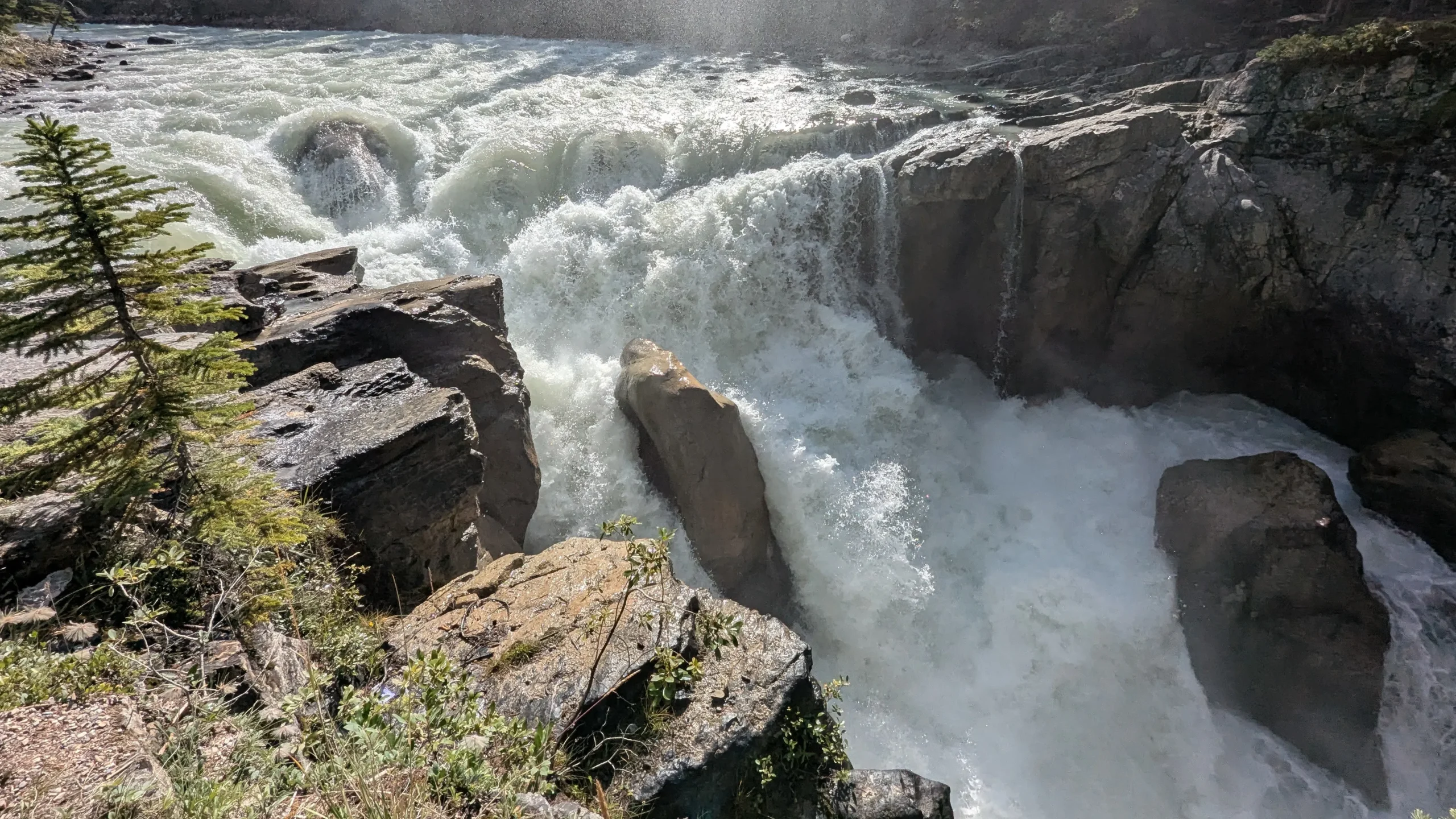 Rechts und links des HWYs gibt es viel zu entdecken. Tafeln am Straßenrand geben Hinweise.