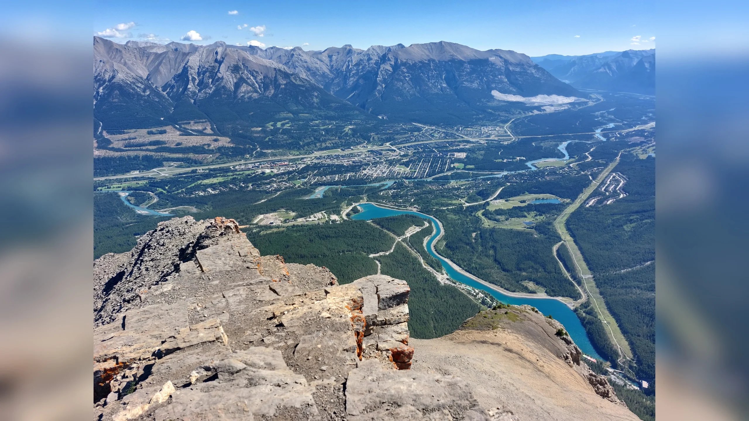 Hier der Blick ins Tal nach Canmore.