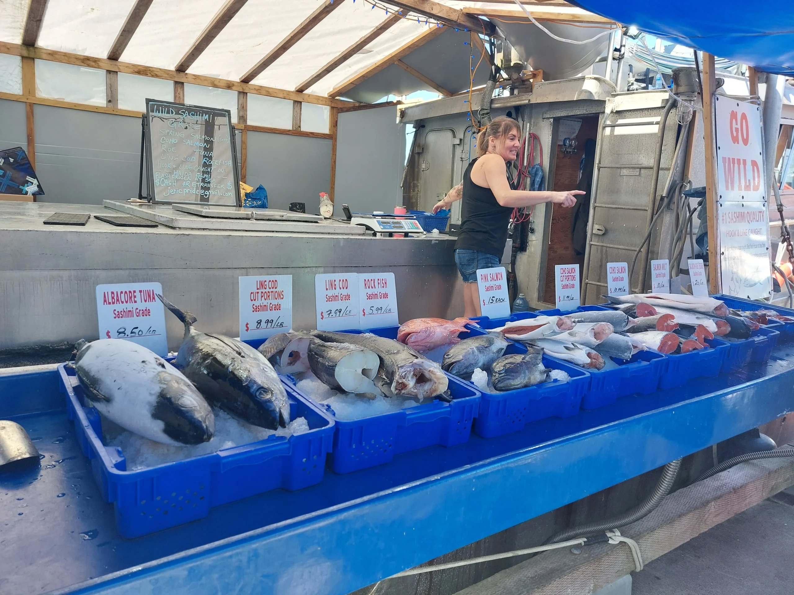 Der Fang wird frisch, gefroren oder gesalzen direkt von Fischfangbooten verkauft.