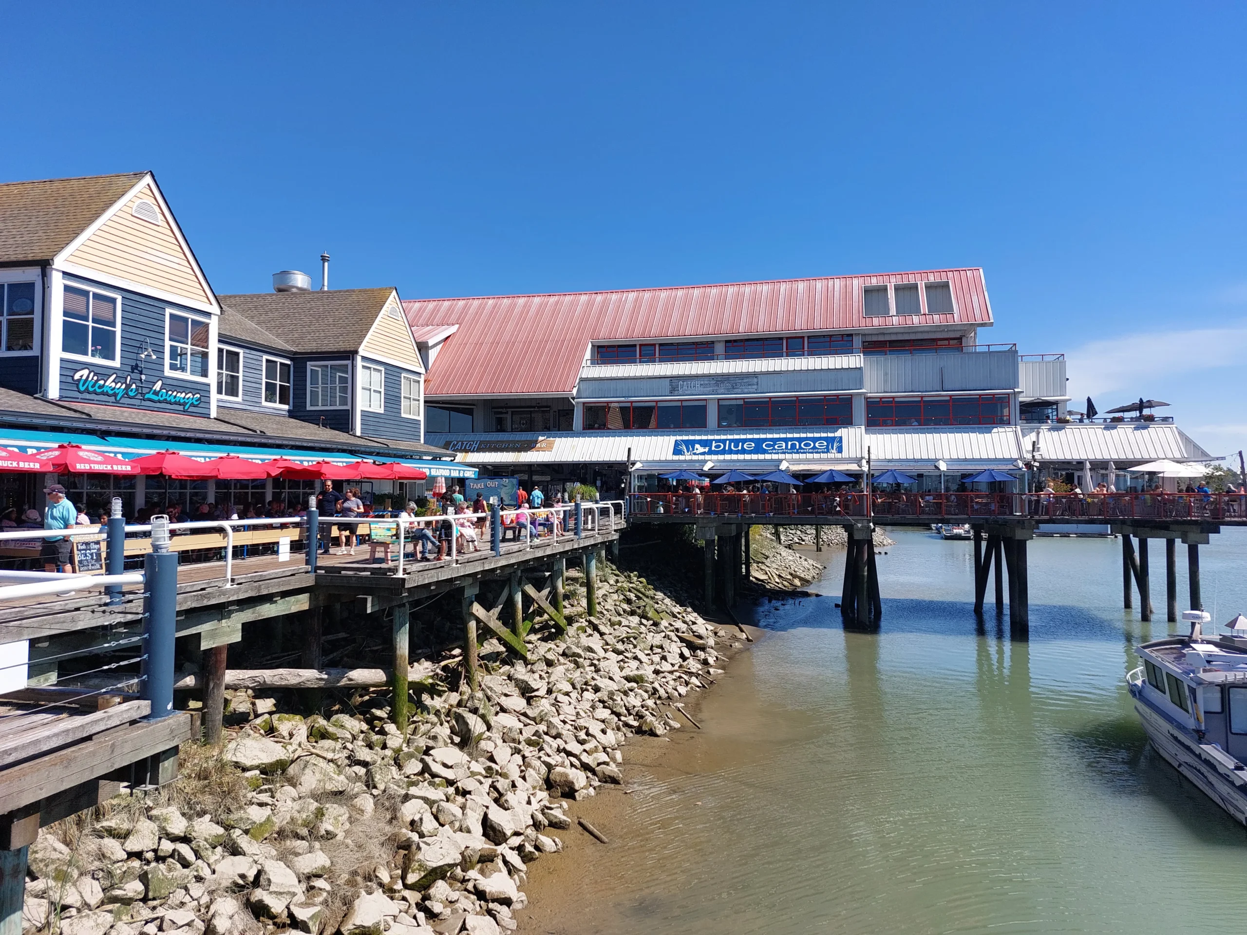 Onshore gibt es viele Restaurants, die ebenfalls den frischen Fisch anbieten.