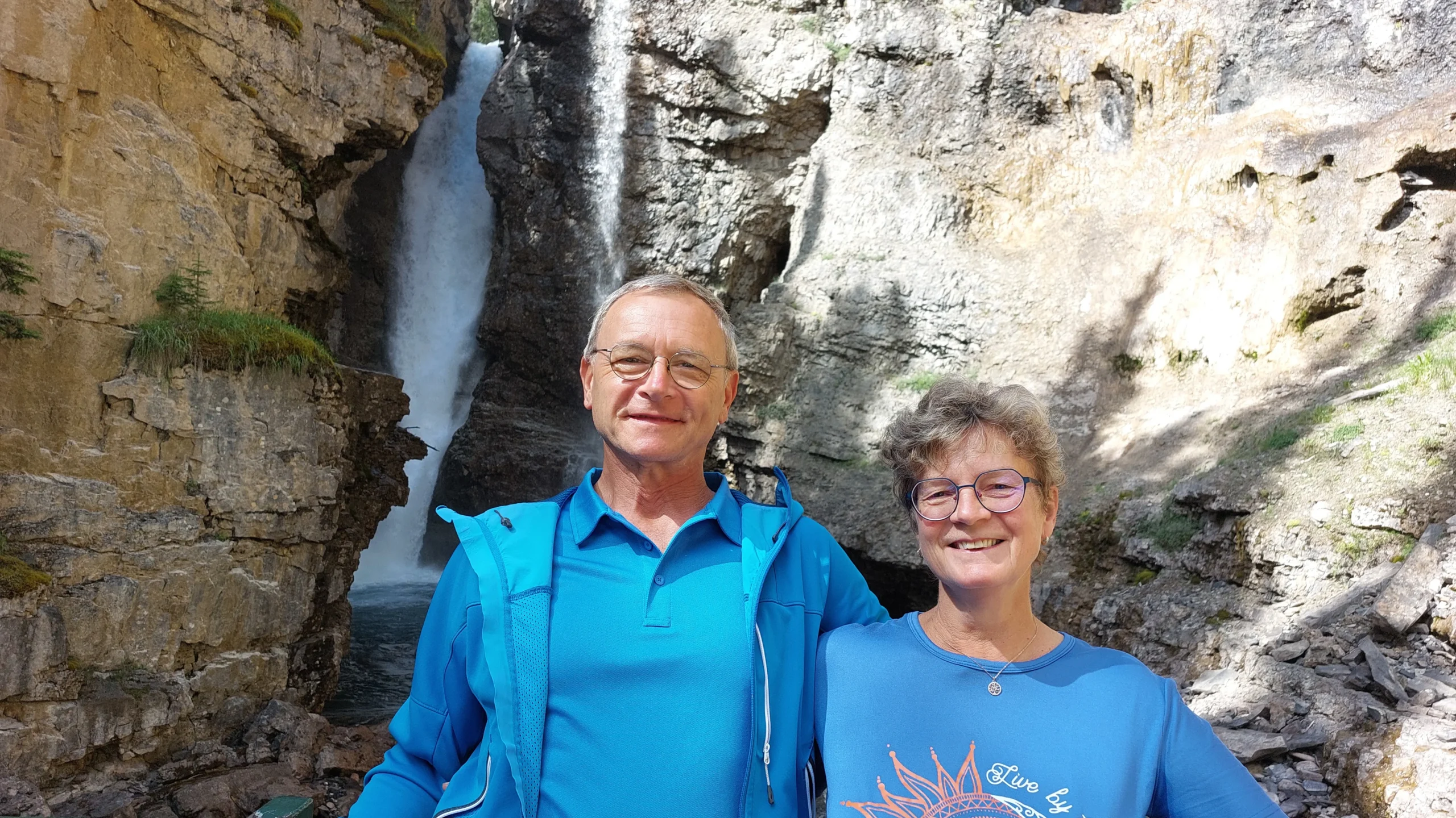 Da wir noch kein Foto von uns vor einem Wasserfall haben, reihten wir uns in die Schlange vorm Upper Fall ein. Nun haben wir eins!