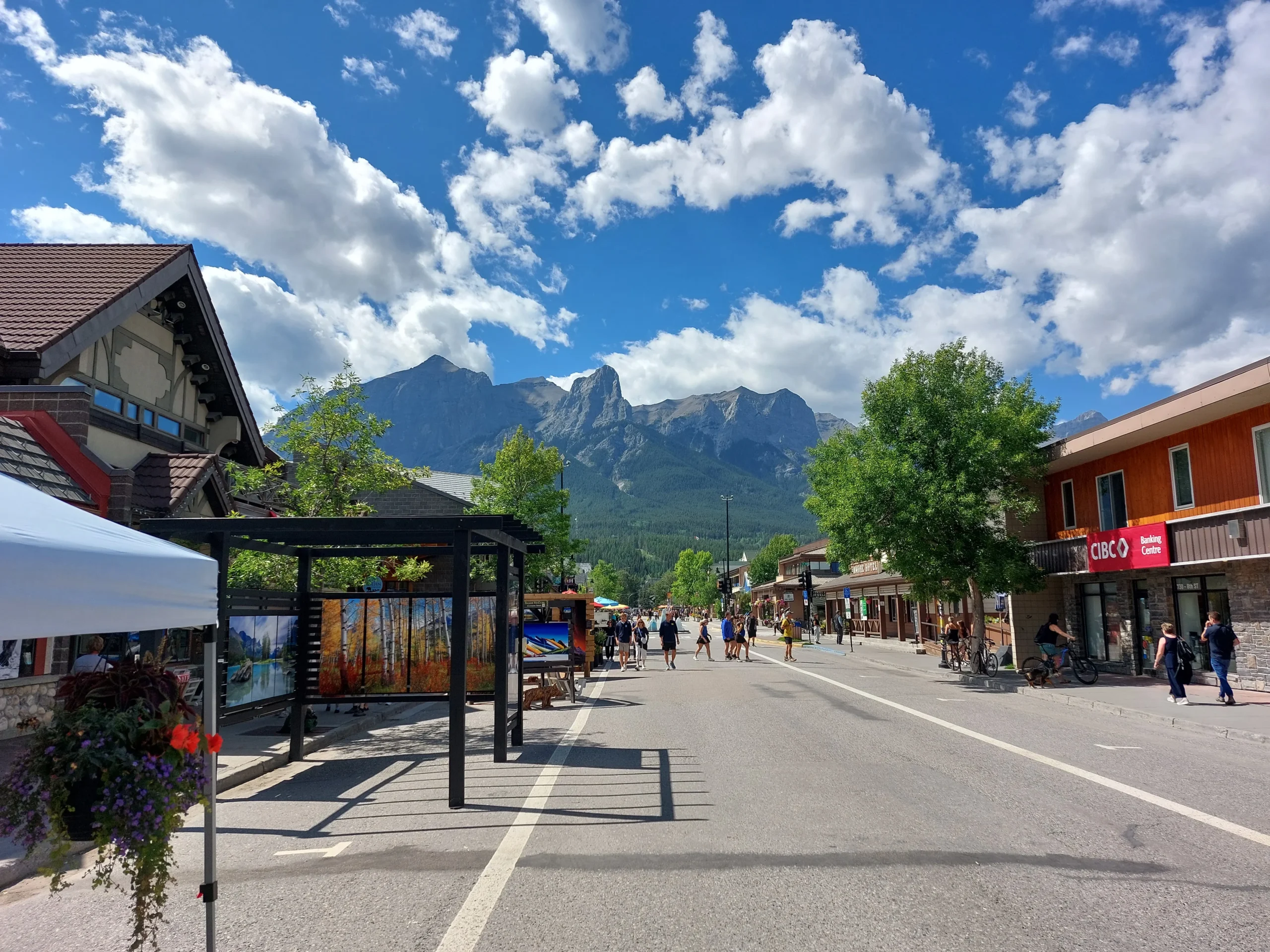 Canmore - kann mehr. Canmore erlangte 1988 zu den Olympischen Winterspielen in Calgary an Bedeutung und entwickelte sich zu einem beliebten Urlauberort. 