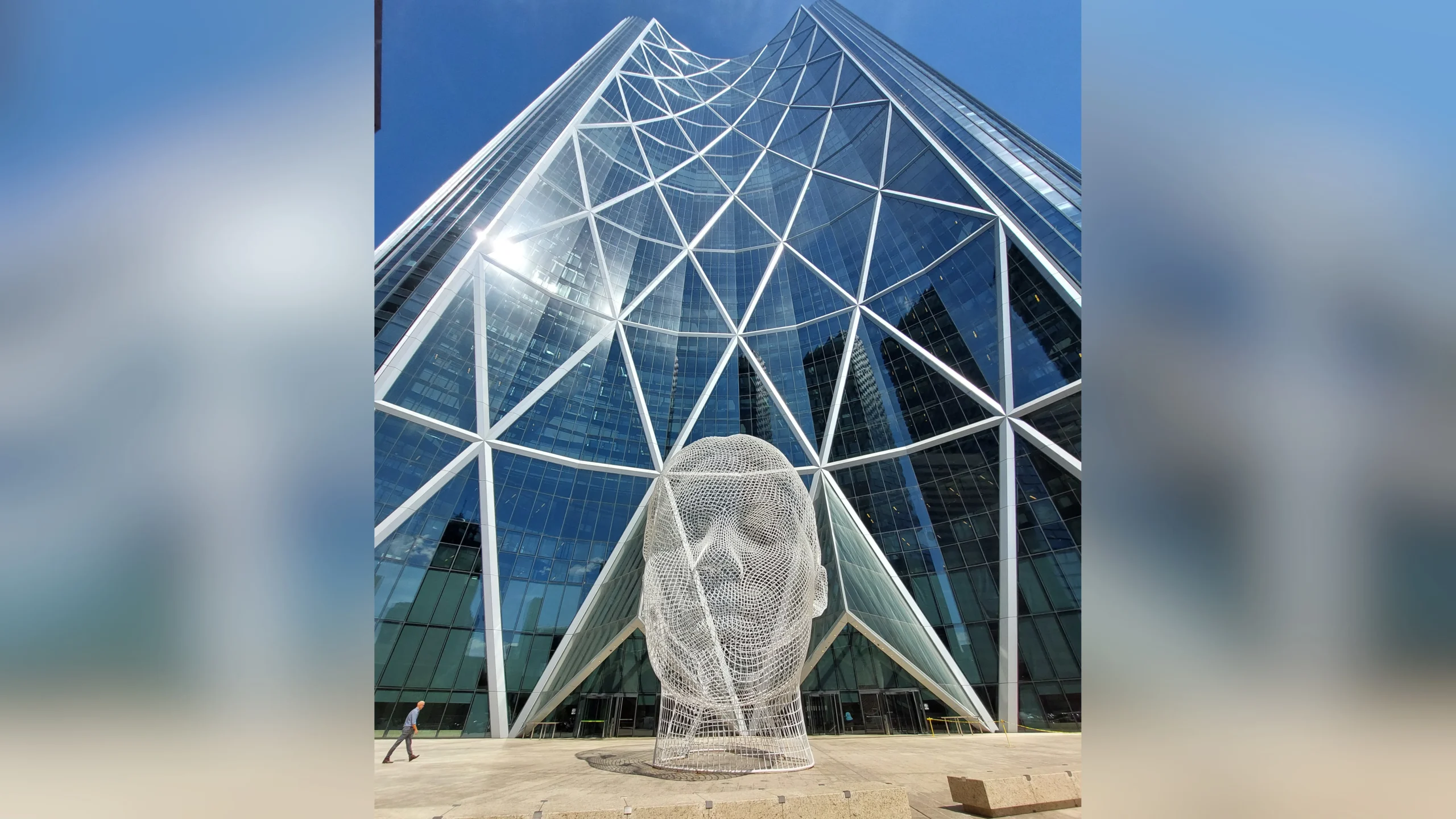 The Bow mit der Wonderland Skulptur im Vordergrund. Es ist heute das zweithöchste Gebäude in Calgary. Mit der Form lehnte sich der Architekt an den Fluss Bow an, der Calgary Downtown umfließt.