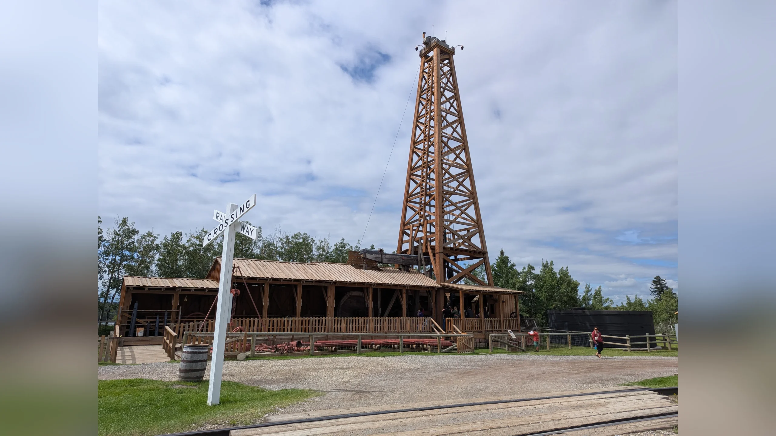 Drill Baby Drill! Hier sieht man eine Nachbildung des ersten Bohrturms für Erdöl in Kanada. Heute will man mit der Energie vor allem von den USA unabhängig werden und erhöht wieder die Fördermengen besonders für LNG.