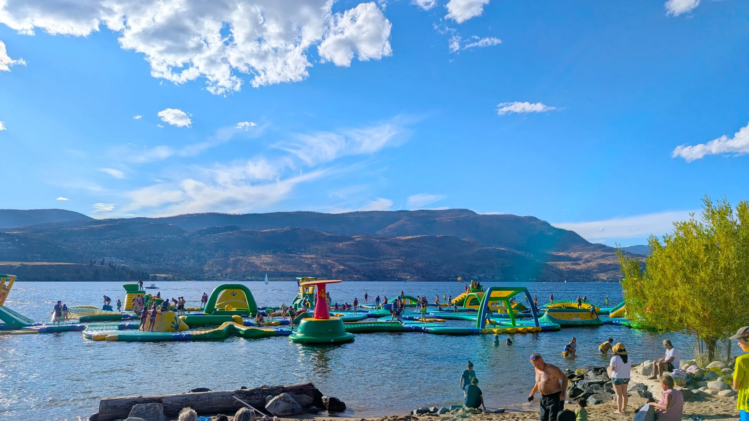 Am Seeufer findet man neben dem Paradies für Kinder Beach- und Volleyballfelder sowie ein Rugbyfeld zur freien Benutzung mit peinlichster Sauberkeit und in Bestzustand.