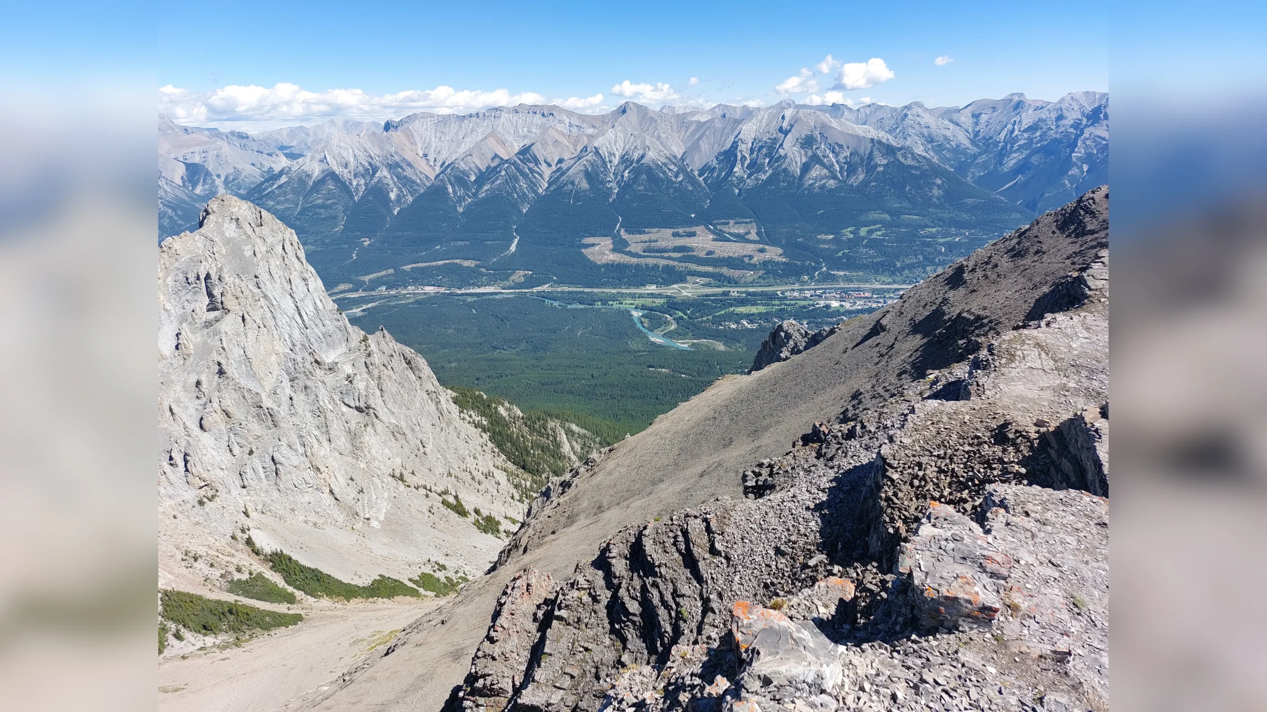 Einem Tal folgt eine Bergkette. Und das scheint ohne ein Ende zu finden immer so weiter zu gehen. Diese schiere Endlosigkeit nimmt man erst ab einer gewissen Höhe richtig wahr.