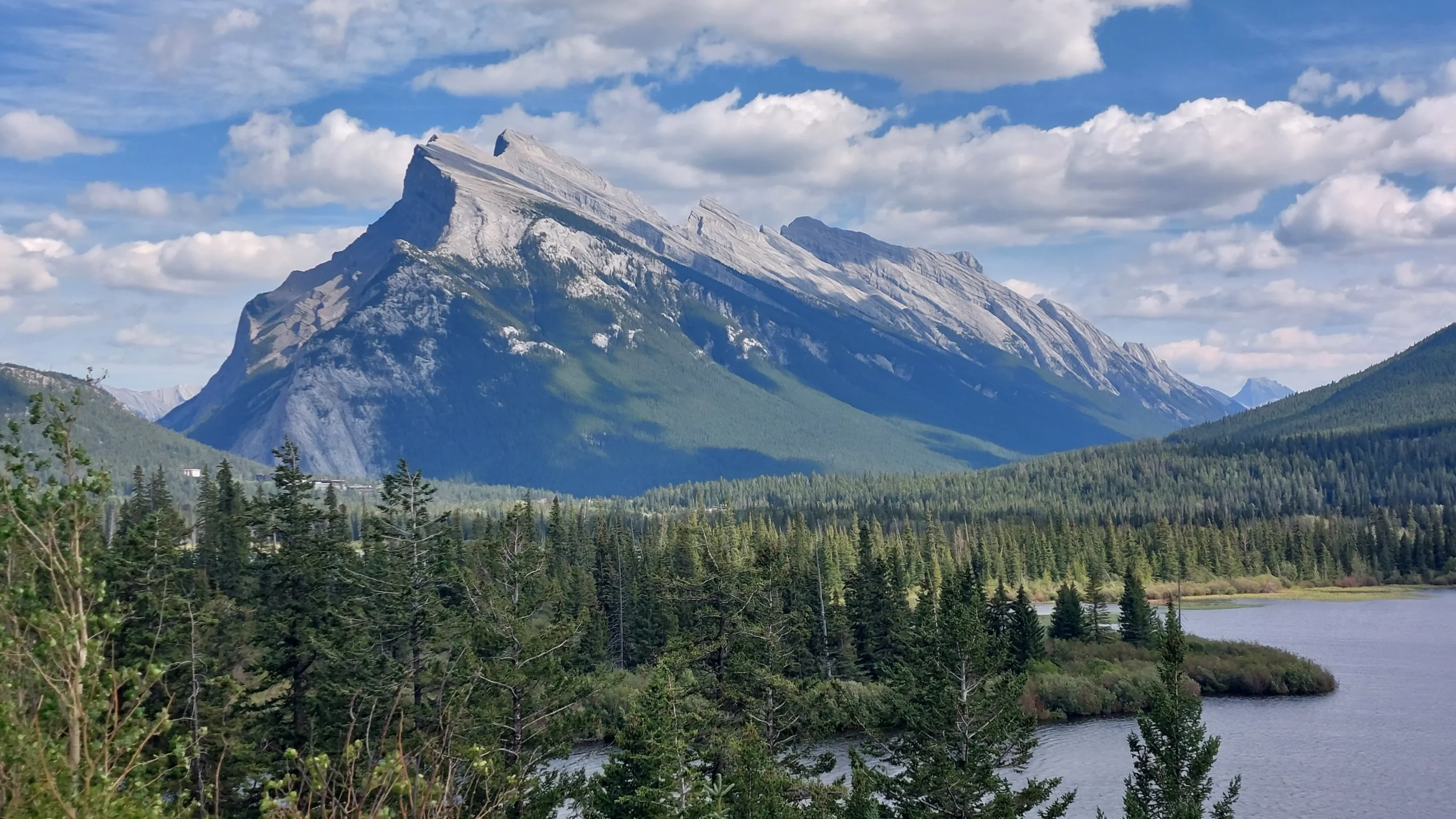 Am letzten Parkplatz auf dem HWY 1 vor Banff aus Westen kommend erblickt man über den Vermilion Lake Mount Rundle - wunderschön und atemberaubend! Auf dem Ostgipfel werde ich in drei Tagen stehen. Ganz großes Kino!