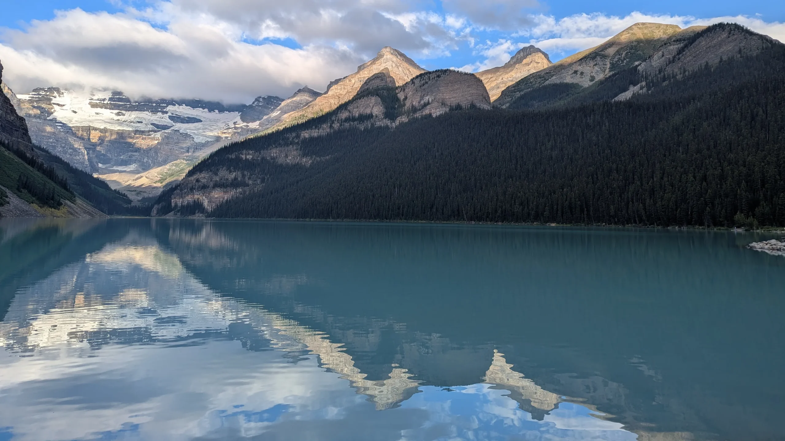 In der Zwischenzeit ist Anett am Lake Louise vorbeigekommen und hat dieses tolle Foto mit Mount Whyte in der Mitte geschossen.