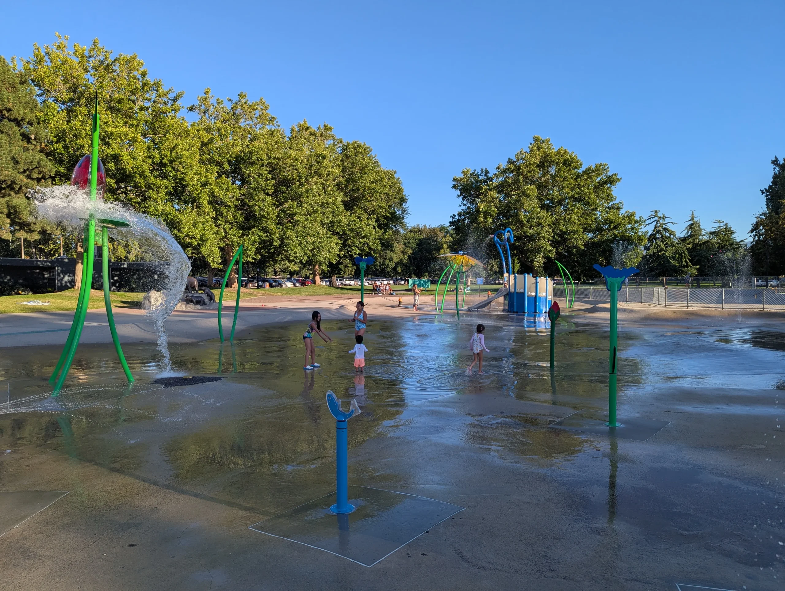 Die Stadt hält diese Wasserspiele zur Erfrischung bereit und organisiert täglich im Juli und August öffentliche Jogakurse und Stadtläufe.