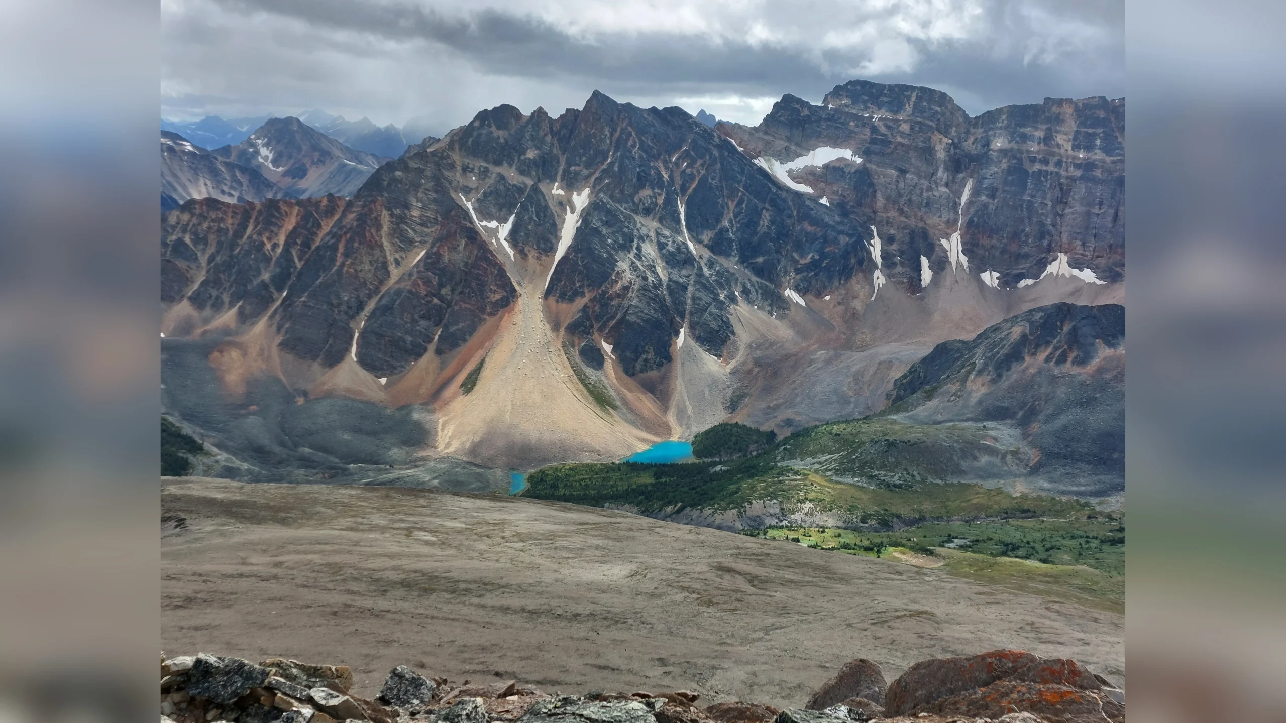 Der Blick vom Indian Ridge ins dahinterliegende Tal. Bergseen ohne Namen.