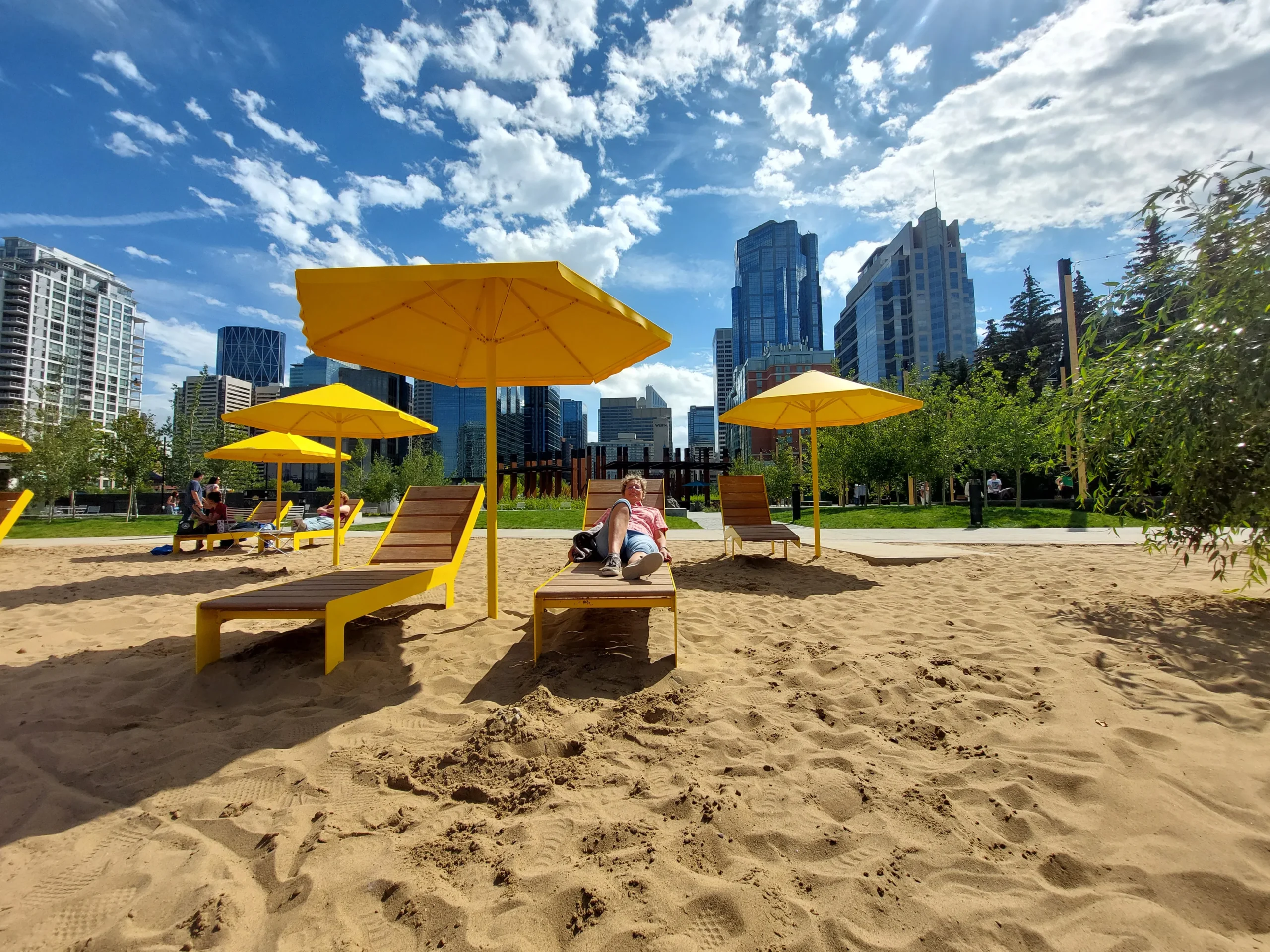 ..ordentliche, saubere Parks mit vielen Möglichkeiten zum Relaxen unmittelbar neben der City..