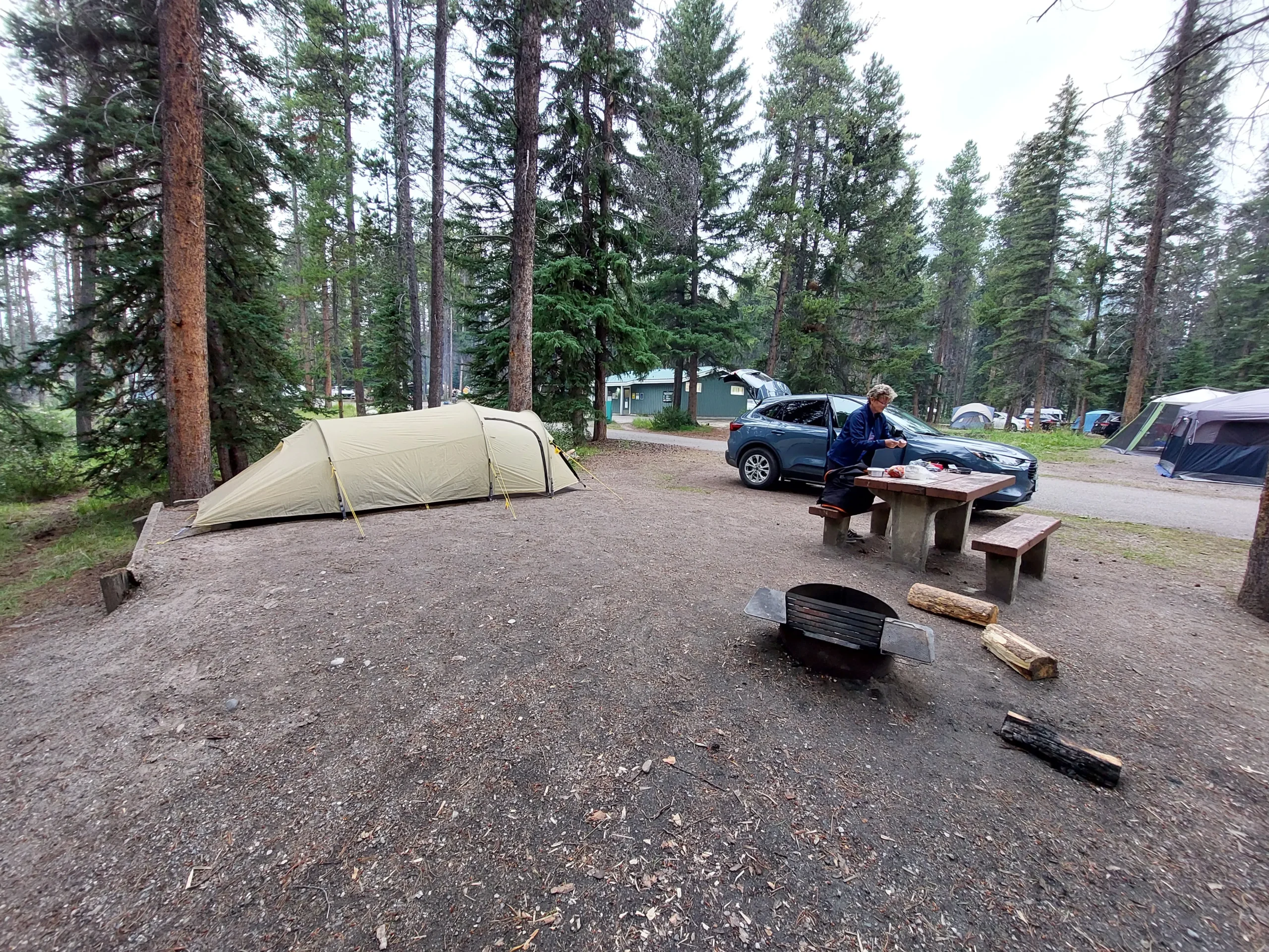 Vancouver ist teuer. Banff toppt alles bisherige. Ein Zimmer für eine Übernachtung bekommt man ab 600 € aufwärts. Also bleibt uns für die nächsten vier Tage  der Zeltplatz in Tunnel Mountain Village kurz hinter Banff.