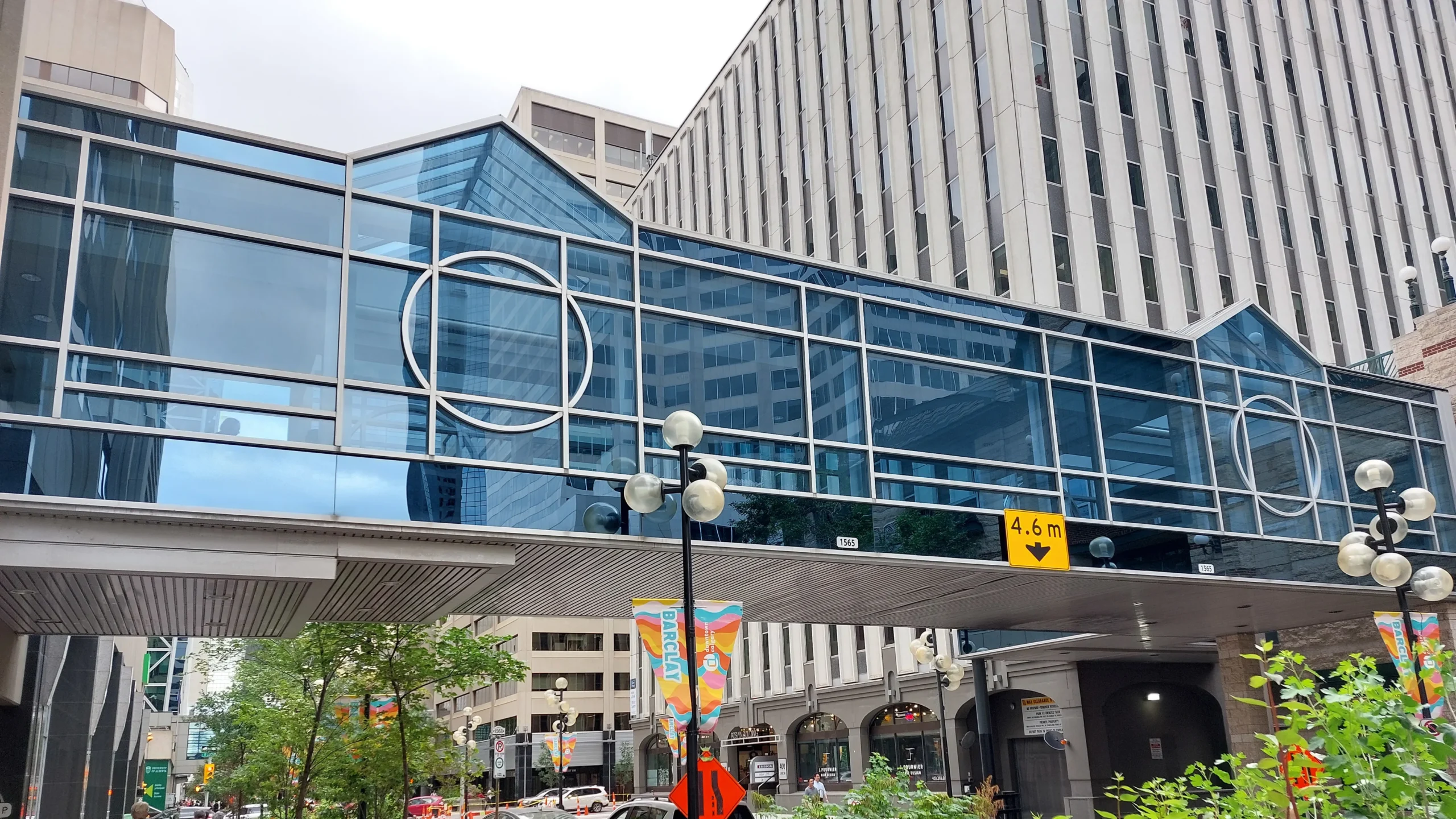 ..den Skywalks, die alle Wolkenkratzer zu einem ausgedehnten Netz miteinander verbinden. So kann jeder bei jedem Wetter warm und trockenen Fußes zur Arbeit gehen oder Wege erledigen..