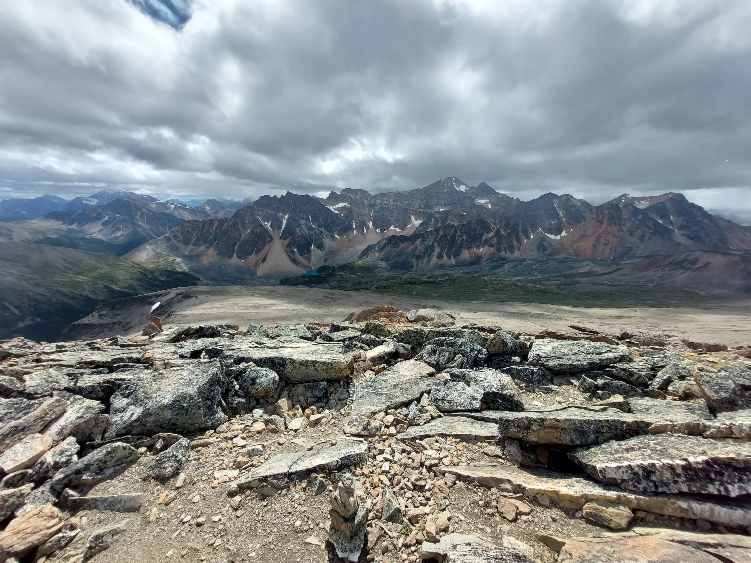 Es macht Spaß auf dem Gipfel zu stehen und das tolle Panorama zu genießen.