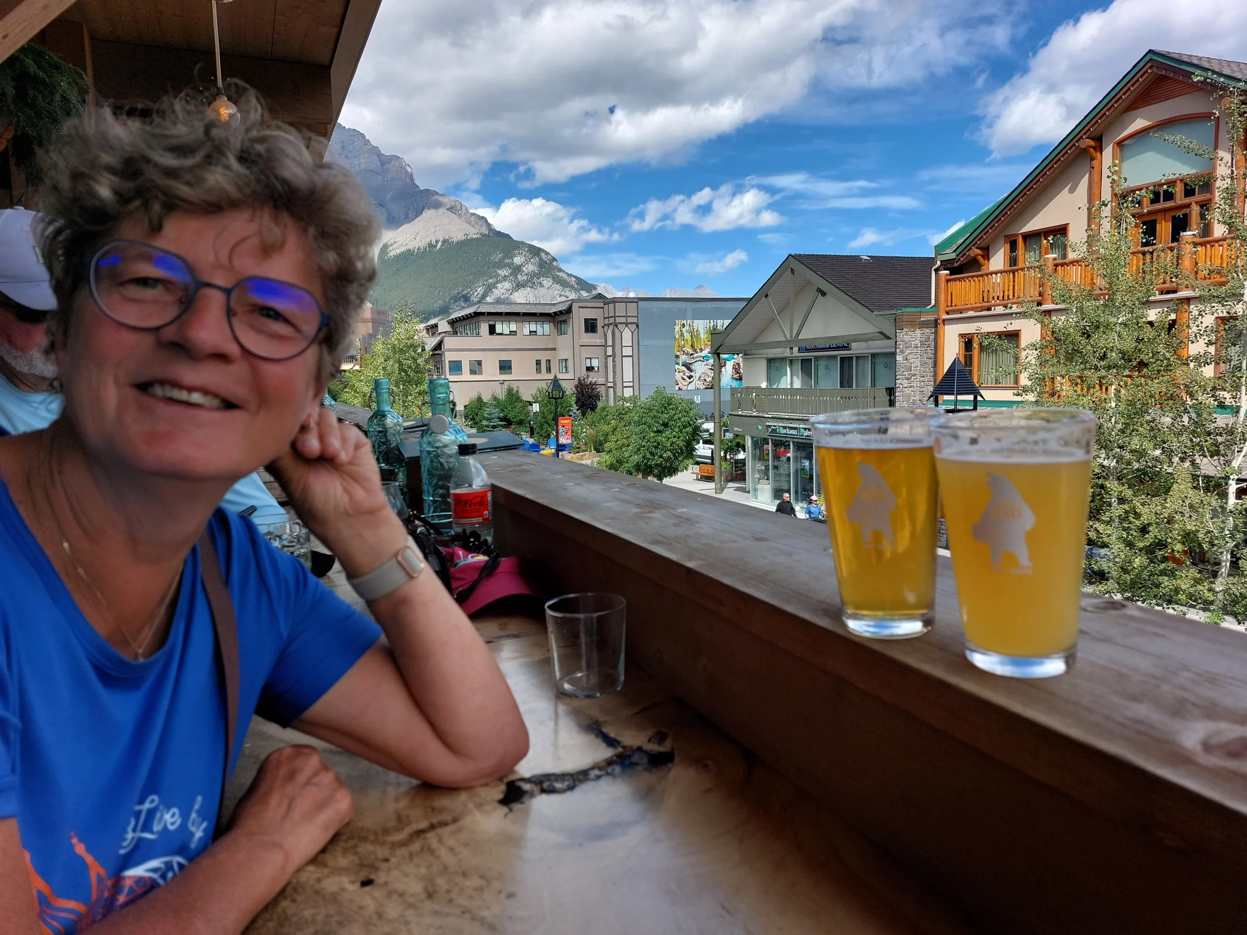 Vom Balkon in der ersten Etage des Restaurants hat man einen guten Überblick über das quirlige Leben in Banff.