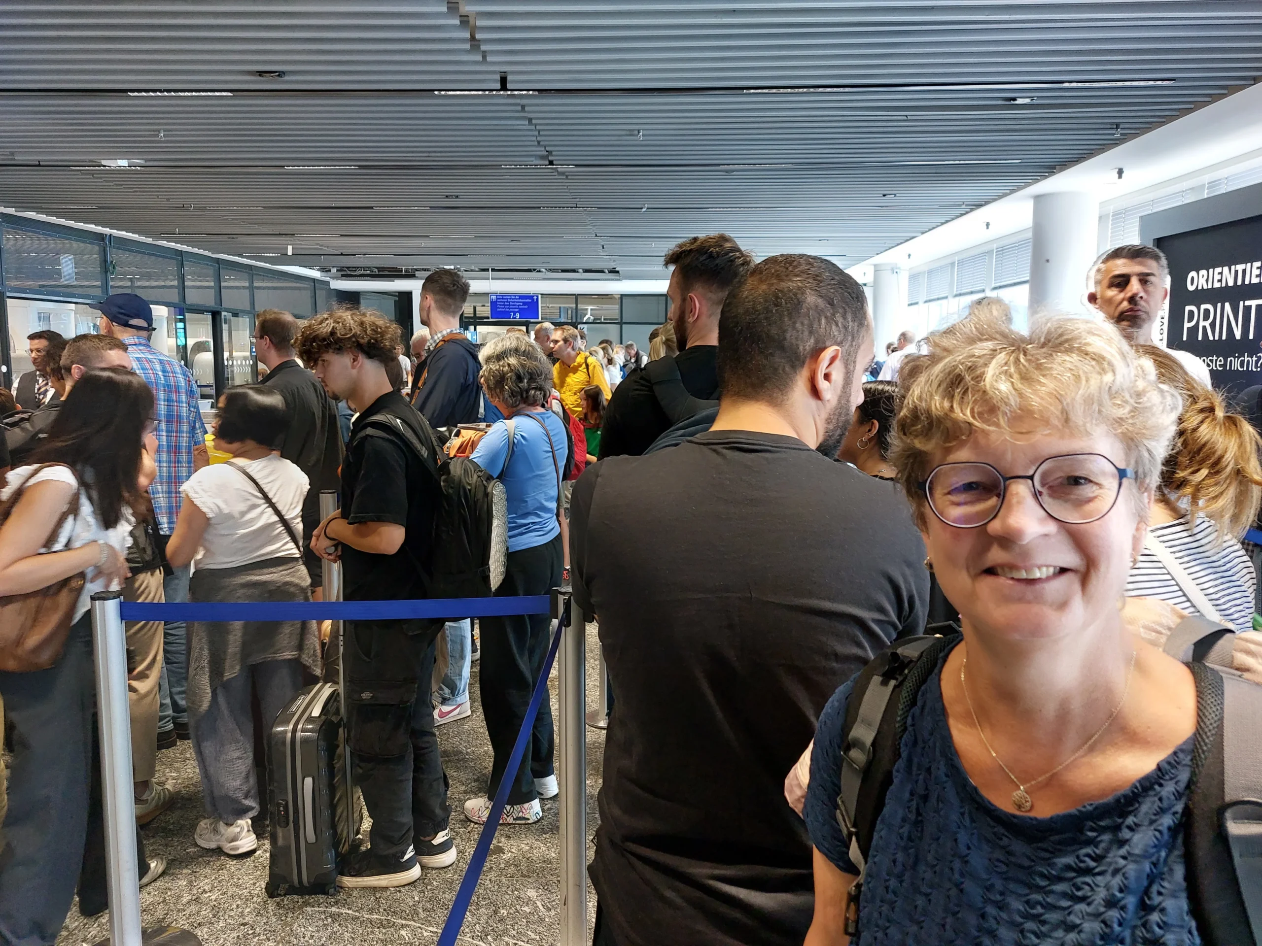 Check-in am Frankfurter Flughafen. Der Flughafen ist überfüllt und Überlastet. Wir konnten alles bequem schaffen, aber nur weil wir genügend Zeit hatten.