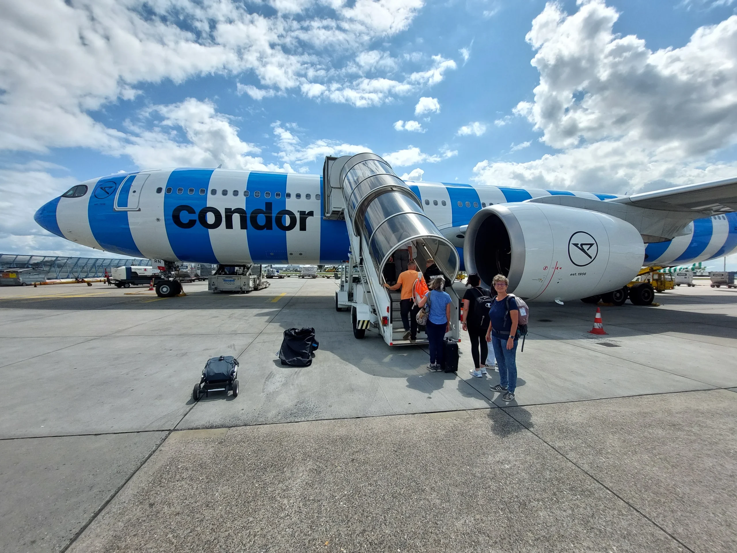 Nach einer Busfahrt übers Rollfeld, der Einstieg in Condors modernstes Flugzeug A330 Neo im Ringelsocken-Look. Man reist bequem, sehr leise mit genügend Beinfreiheit. Das sogar in der Holzklasse.
