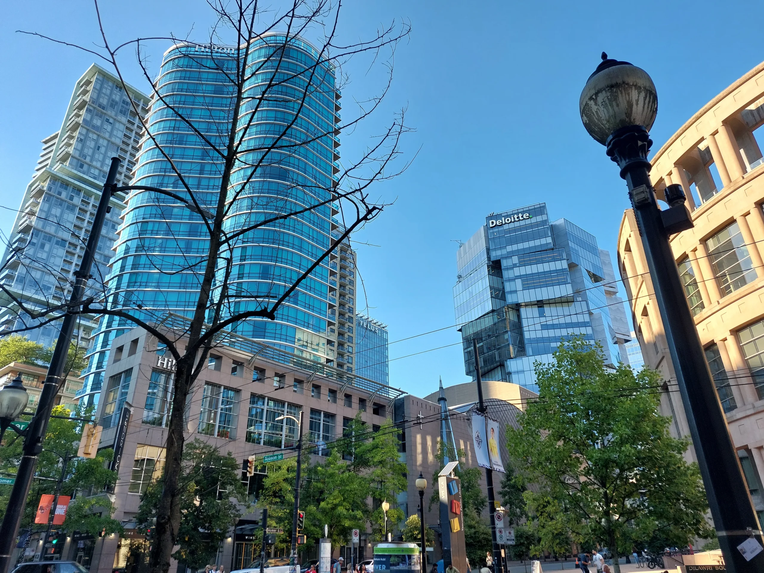 Erste Eindrücke auf dem Weg für Besorgungen: Ladegerät - Adapter vergessen ;( SIM-Karte - ohne geht nicht!