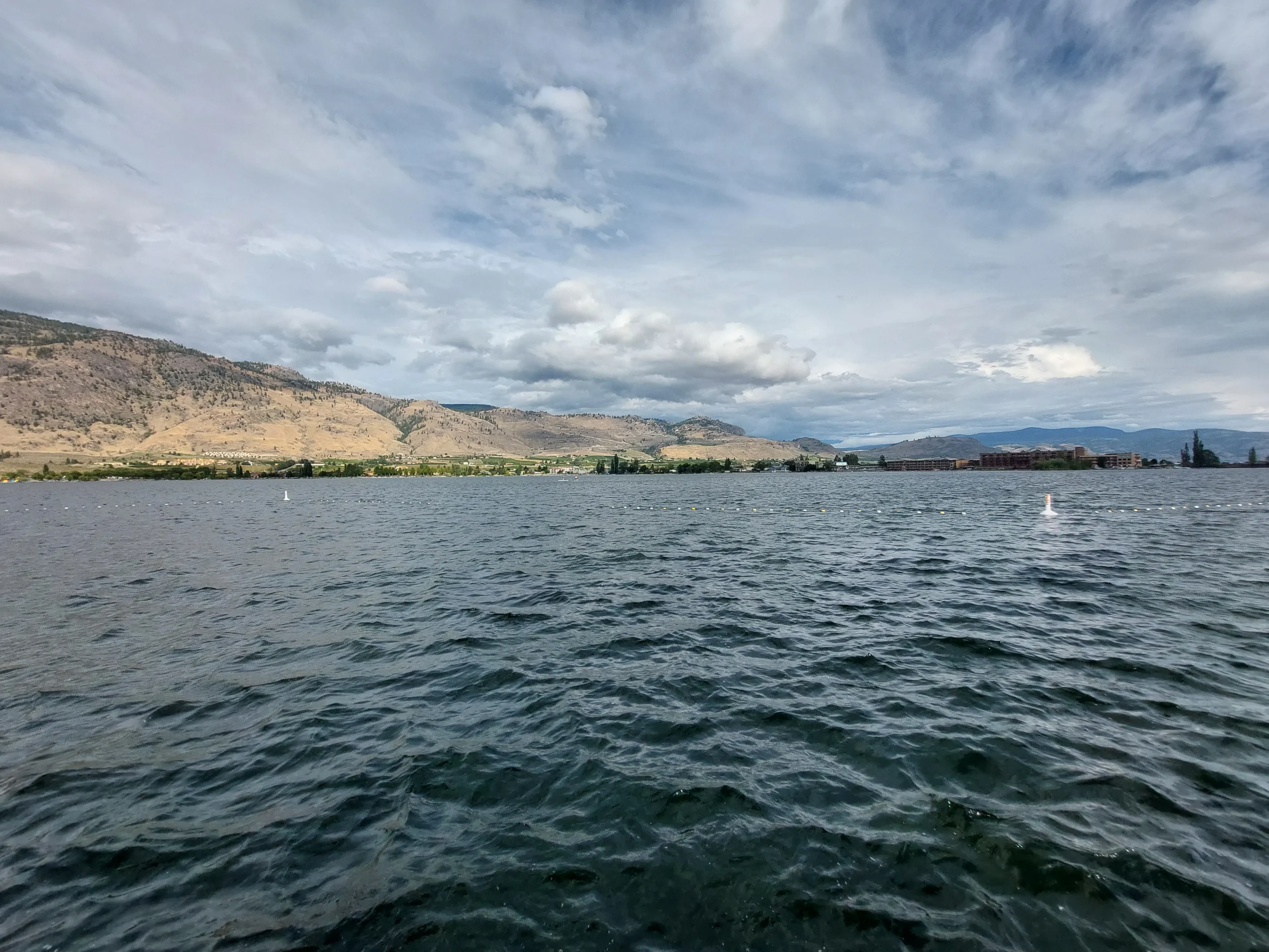 In Osoyoos am Ufer ses Okanagan River.
