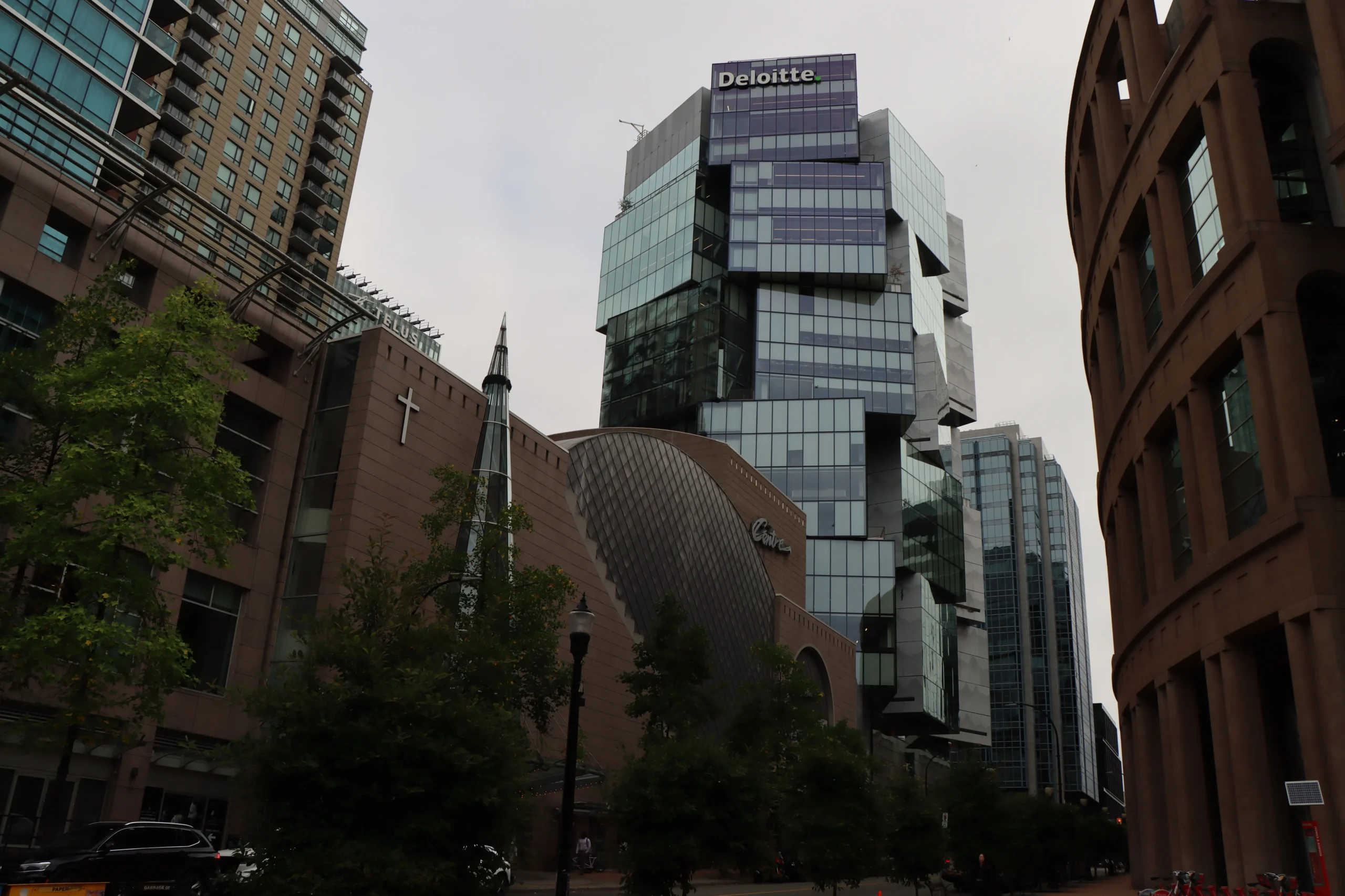 Unsere Sightseeing-Tour durch Vancouver begann in der Nähe unseres Hotels Robson St bei der öffentlichen Bibliothek.