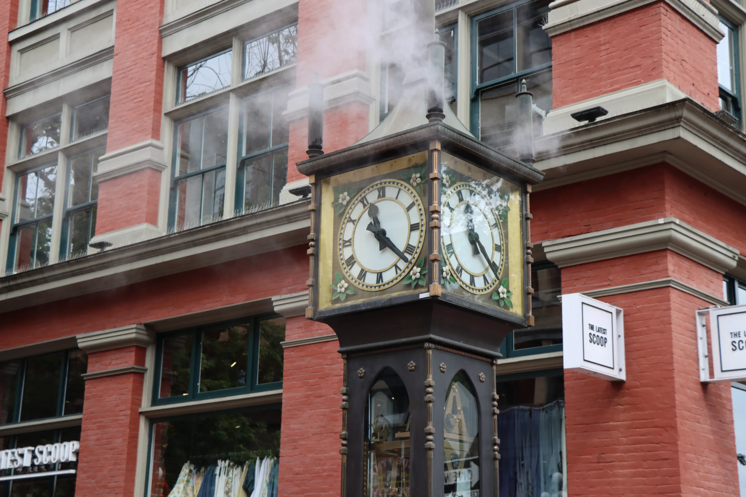 Im Stadtteil Gastown findet man die Steam Clock, eine Kuriosität aus der Gründerzeit und heute Touristenmagnet. Die Uhr spielt zu jeder Stunde eine Melodie mit heißem Wasserdampf. Es hört wie ein Schiffshorn an.