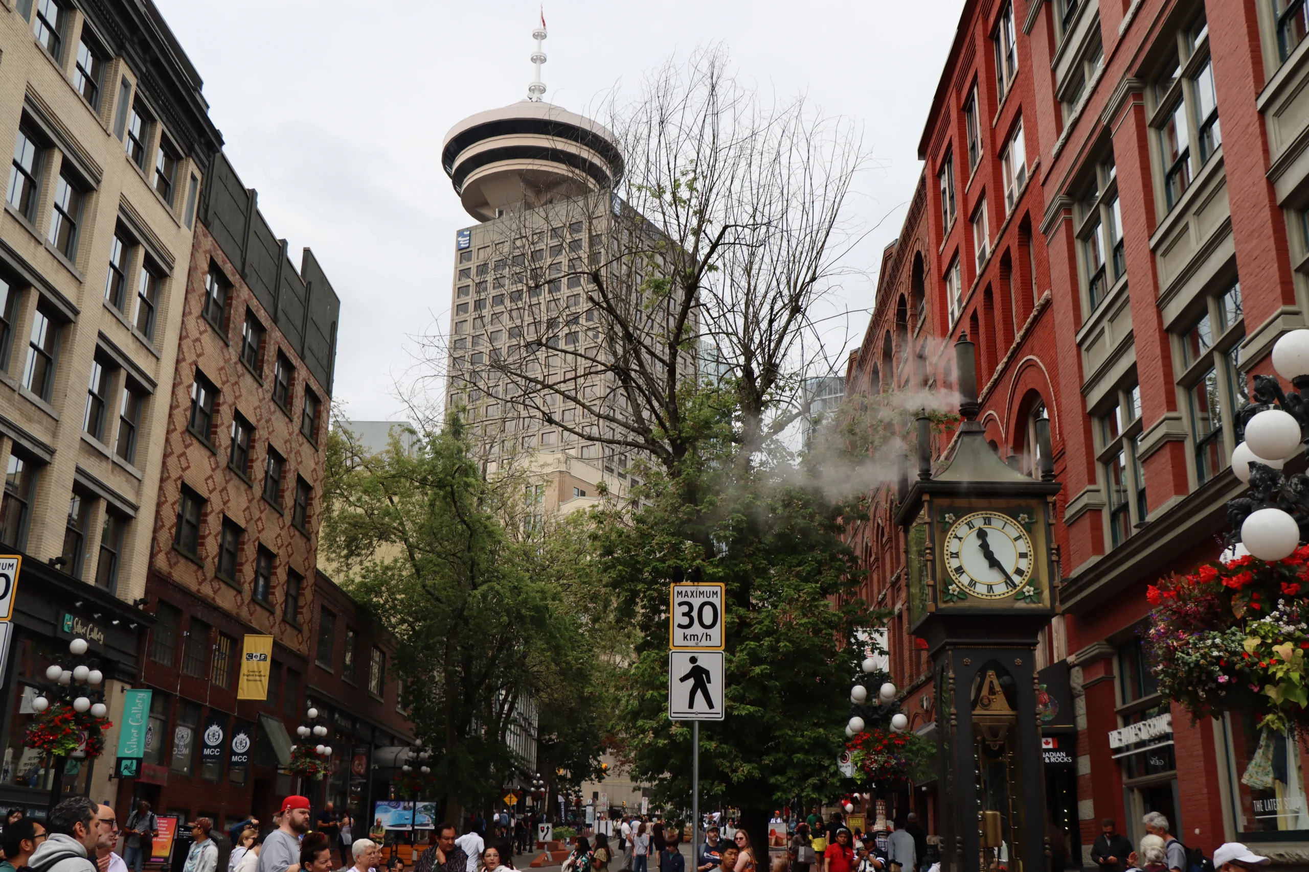 Gastown ist ein beliebter Ort für Locals und Touristen. Hier sieht man den Vancouver Lookout.