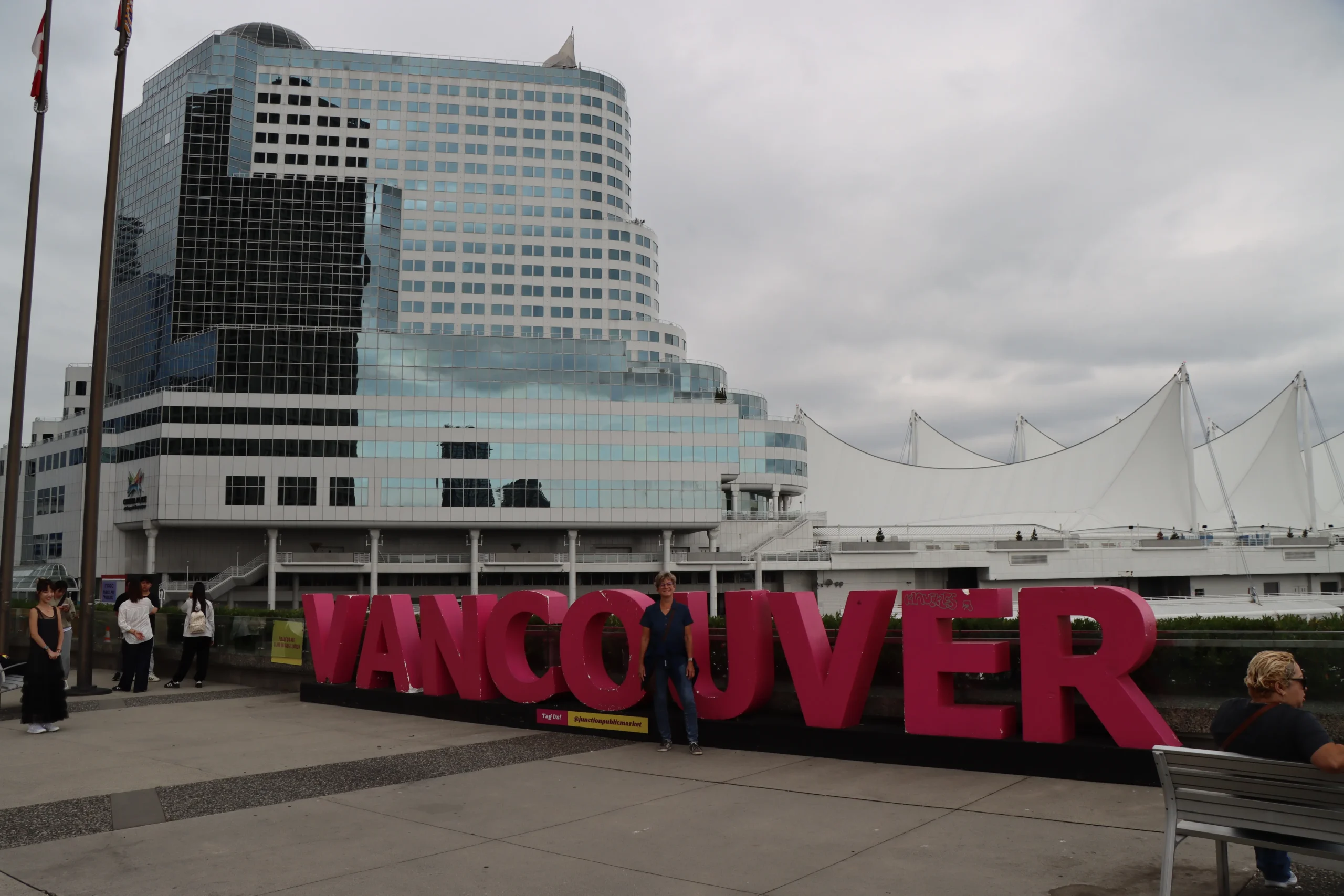 An der Waterfront das Convention Center und im Hintergrund der Hafen für die Kreuzfahrtschiffe.