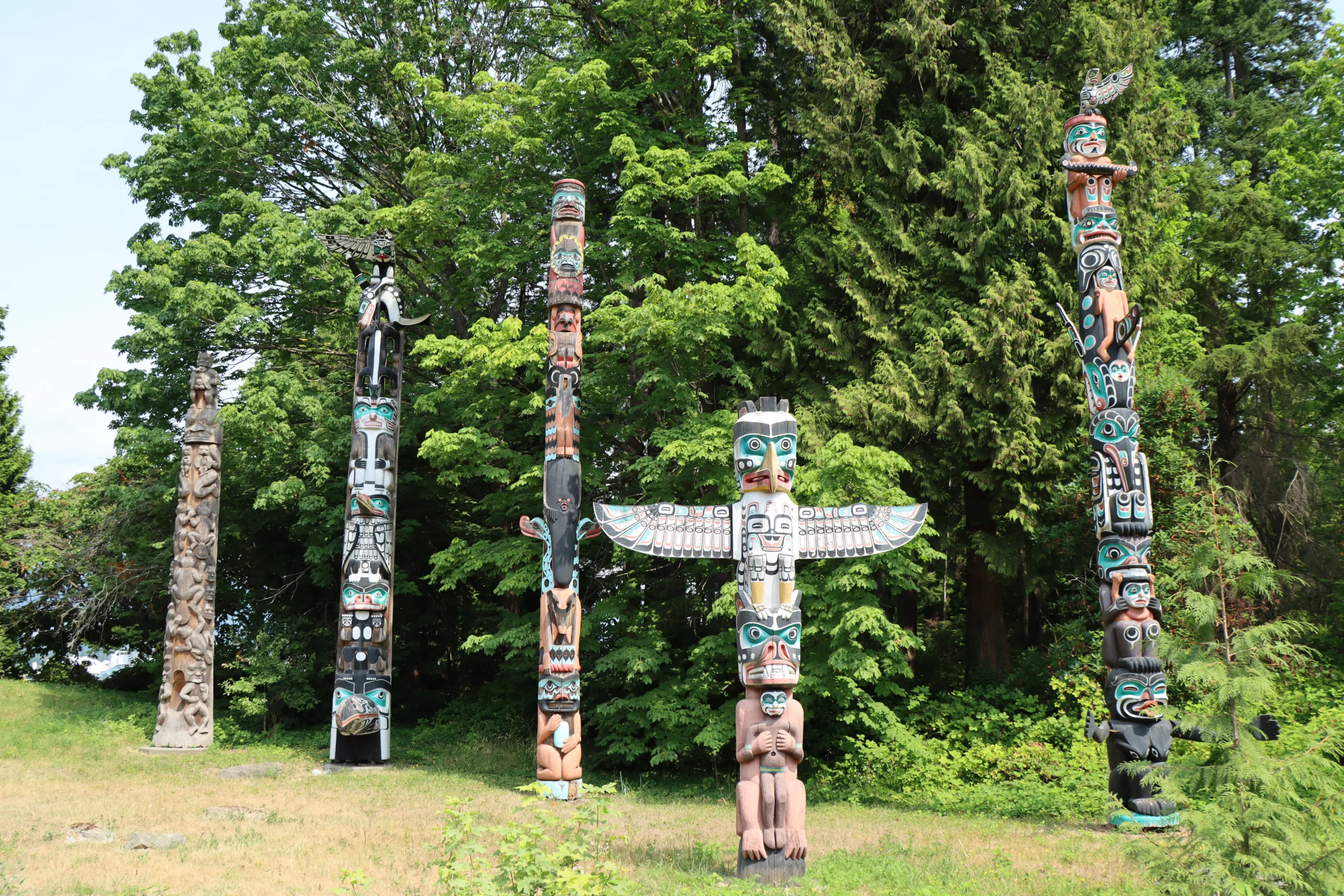 Am Brockton Point im Stanley Park hat Totem Poles der First Nations zusammen getragen und restauriert aufgestellt.