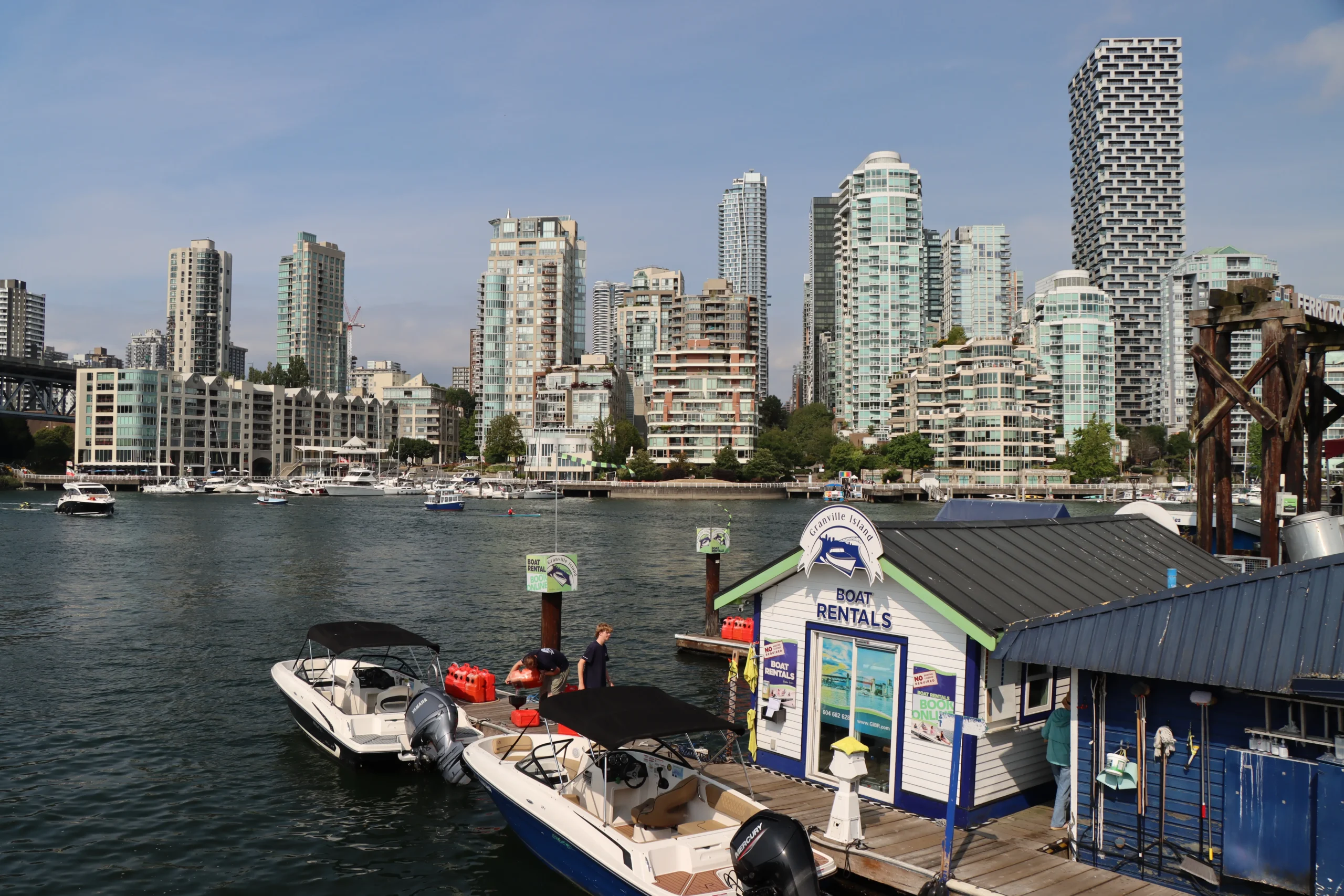 Ein Blick Granville Island von nach Vancouver Downtown. Granville Island ist ein beliebter Stadtteil mit Yachthafen und vielen Restaurants. 