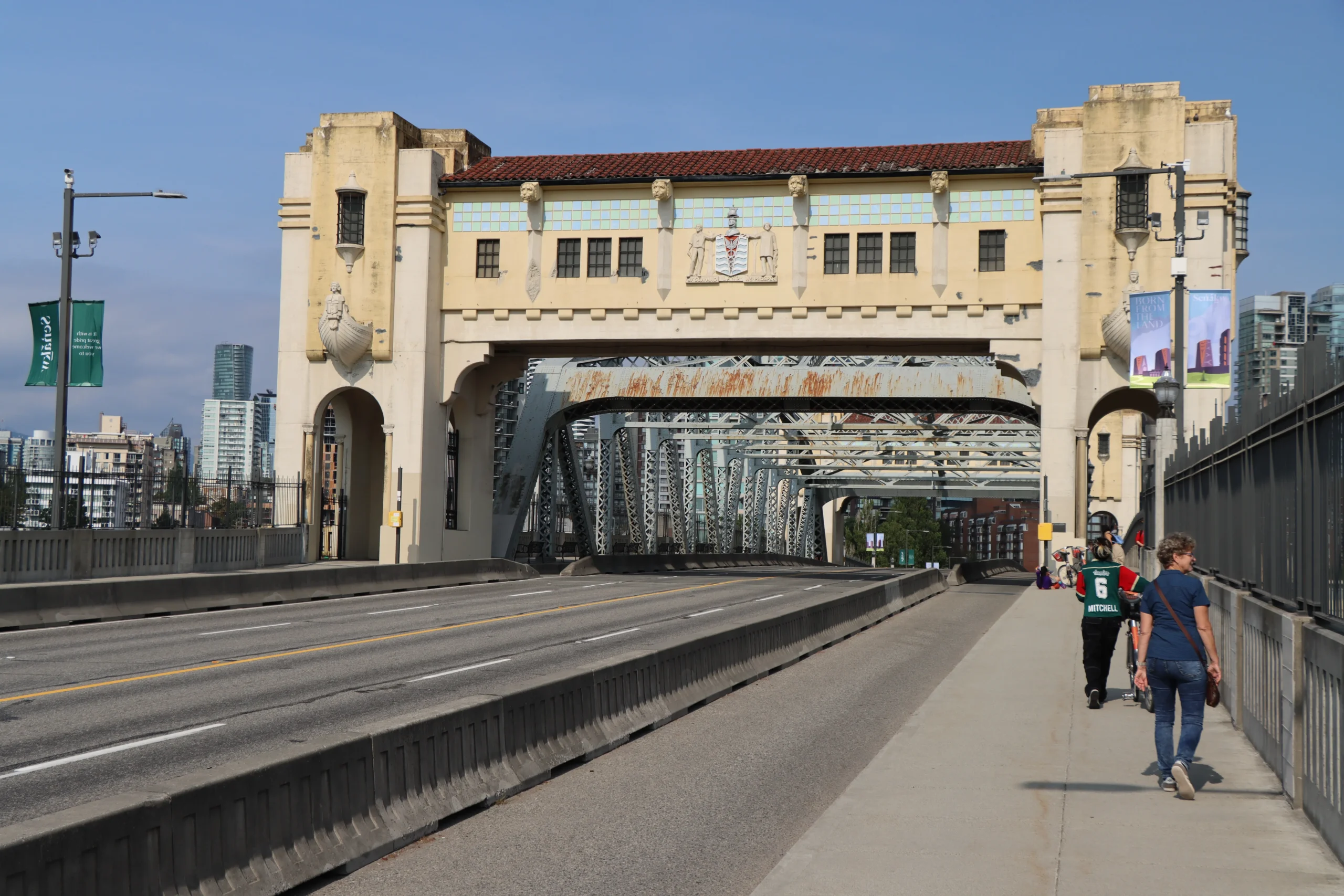 Die Burrard Bridge - eine der ältesten Brücken in Vancouver und ein Wahrzeichen.