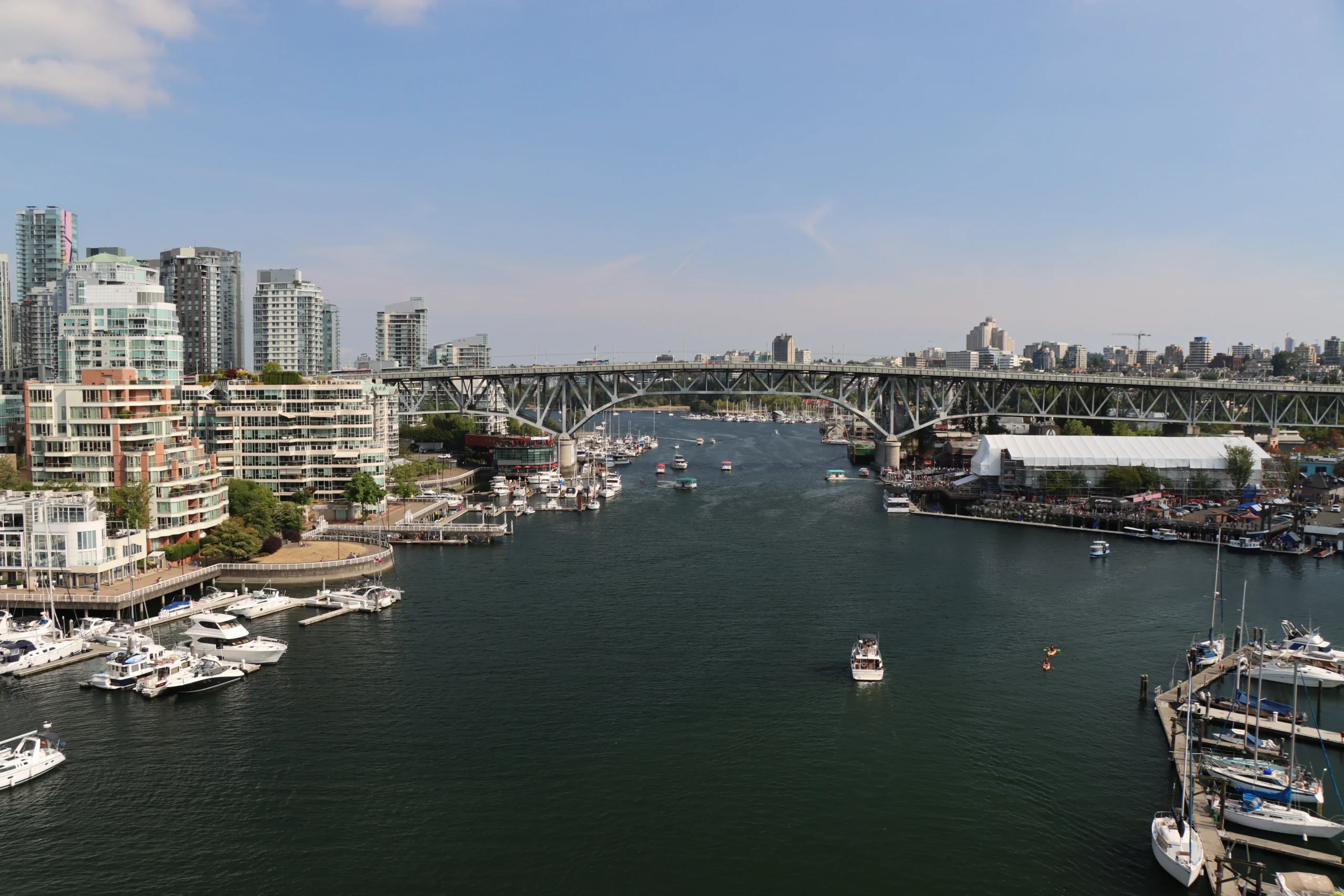 Von der Burrard Bridge schaut man zur modernen Brücke über den False Creek und sieht rechts Granville Island und links Vancouver Downtown.