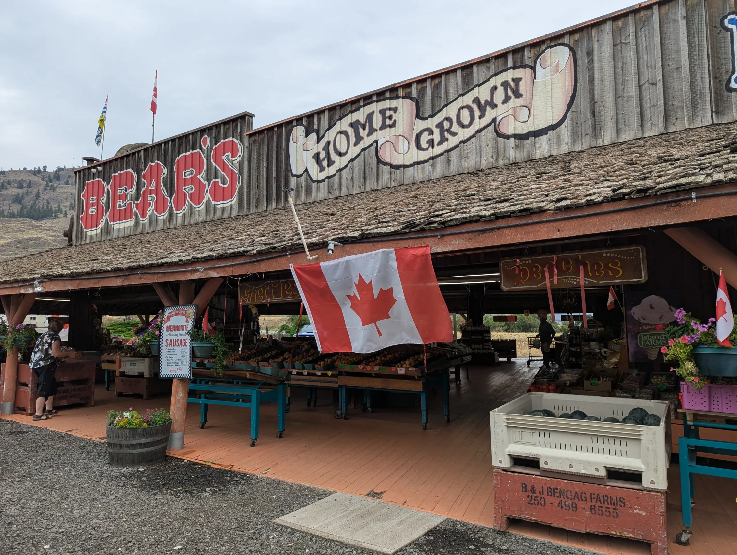 Auf der Flucht vor ergiebigem Dauerregen kamen wir bei Keremeos an diesem authentischem Obst- und Gemüsehandel vorbei.
