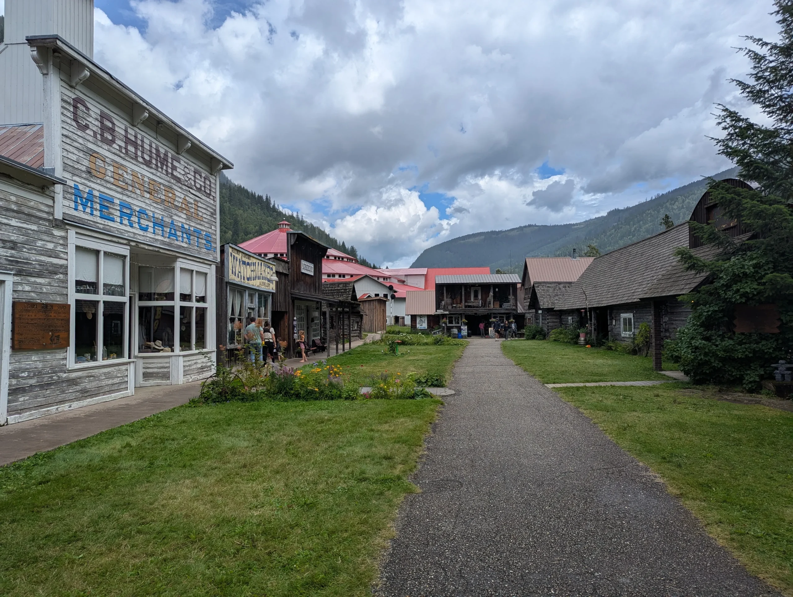 Während der Fahrt von Osoyoos nach Revelstoke kamen wir am "Three Valley Lake Chateau & Historic Ghost Town" vorbei.